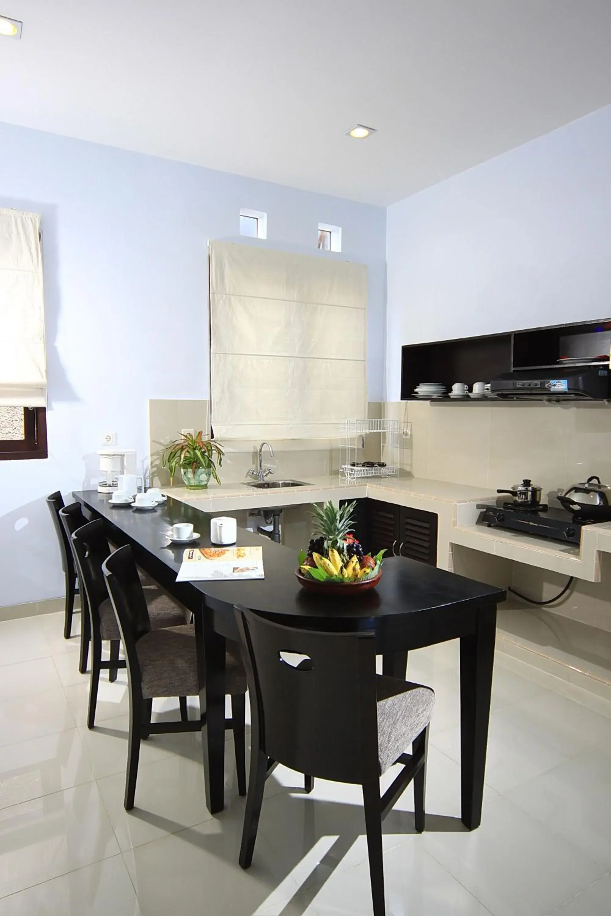 Kitchen or kitchenette, Dining Area in The Radiant Hotel & Spa