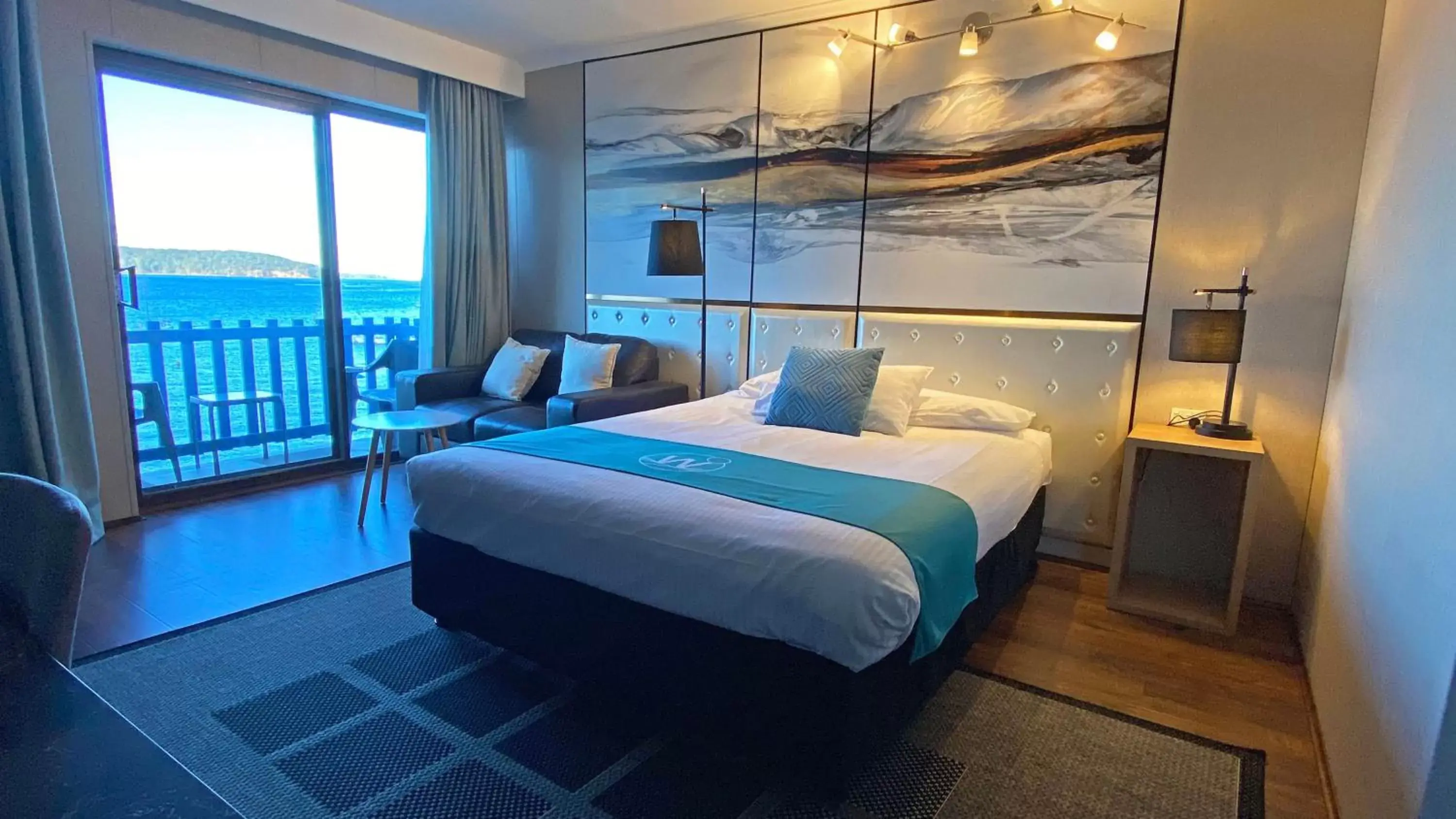 Photo of the whole room, Bed in Mariners on the Waterfront