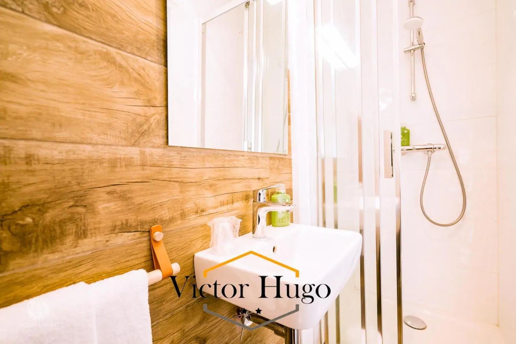 Bathroom in Hôtel Victor Hugo Lorient