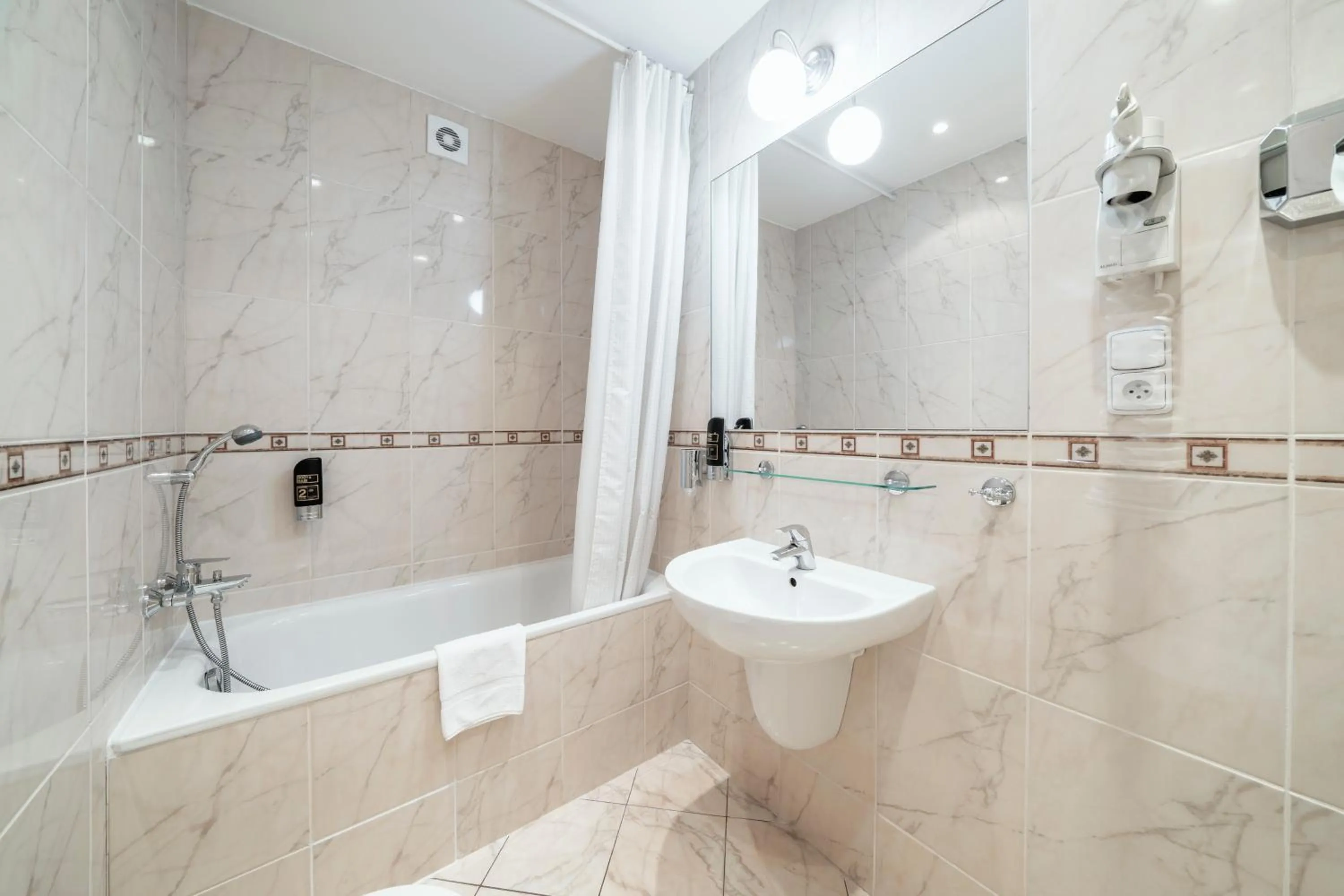 Bathroom in Hotel Raffaello Prague