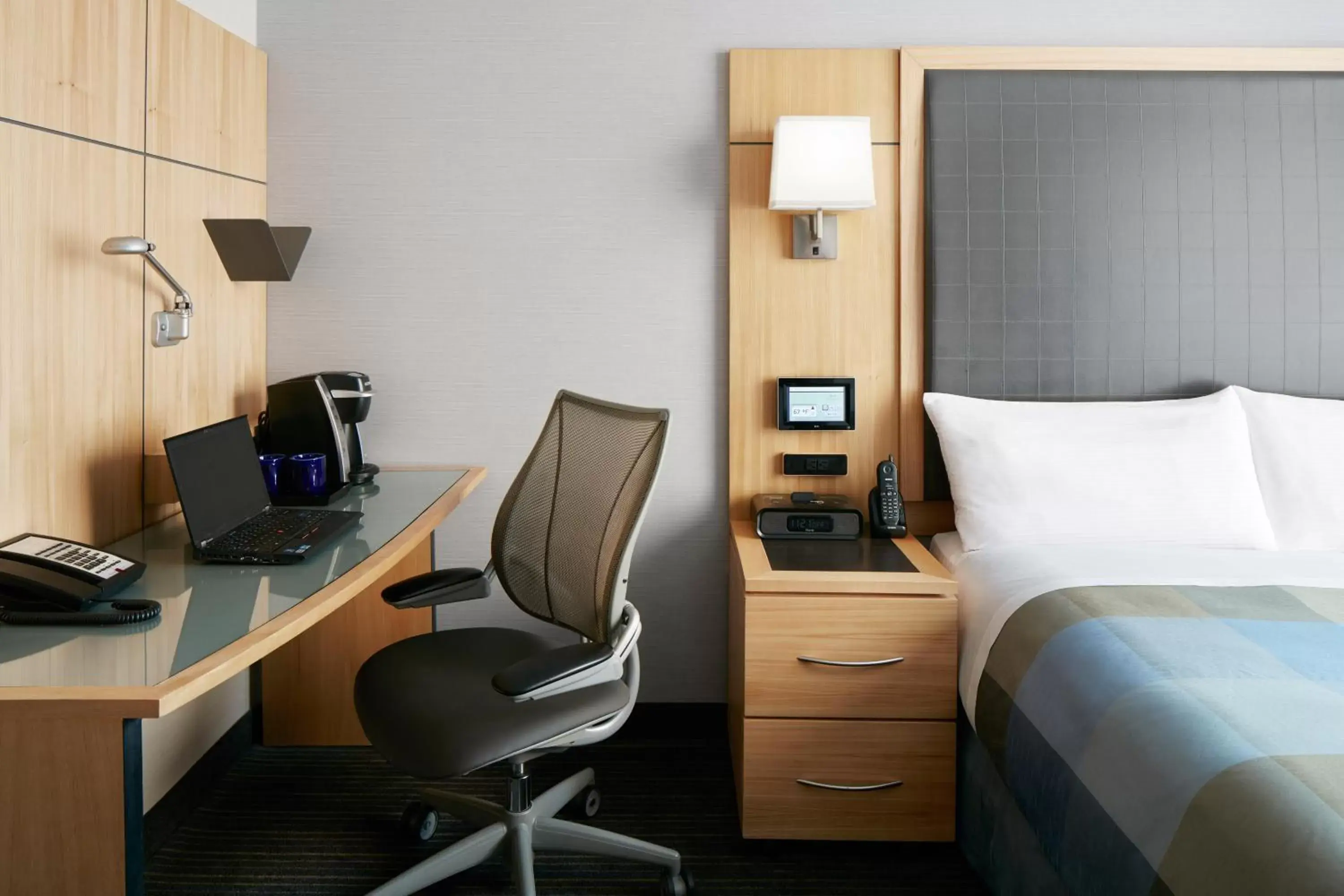 Bed, Business Area/Conference Room in Club Quarters Hotel World Trade Center, New York
