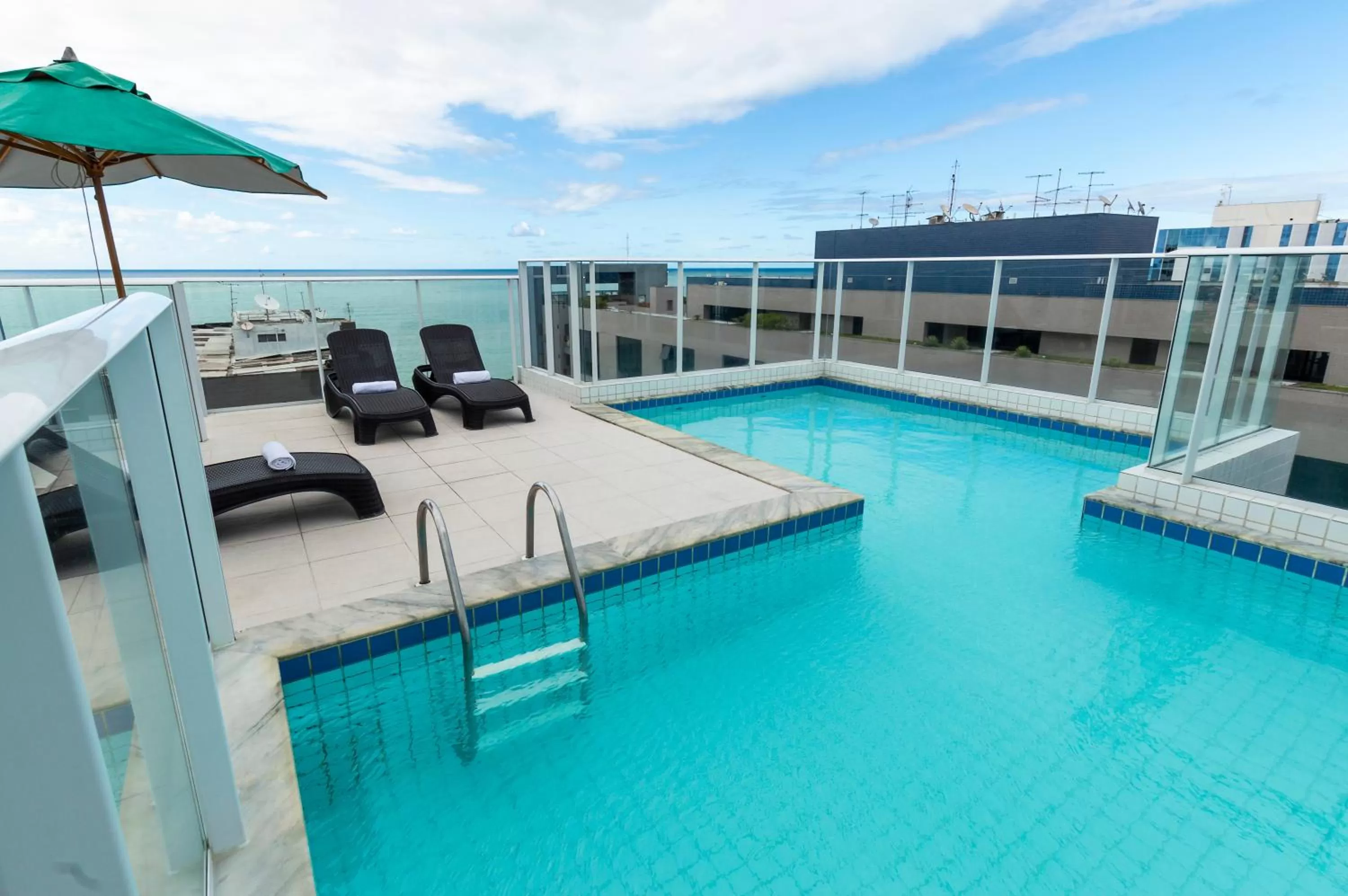 Swimming pool in Slim Pajuçara by Tropicalis