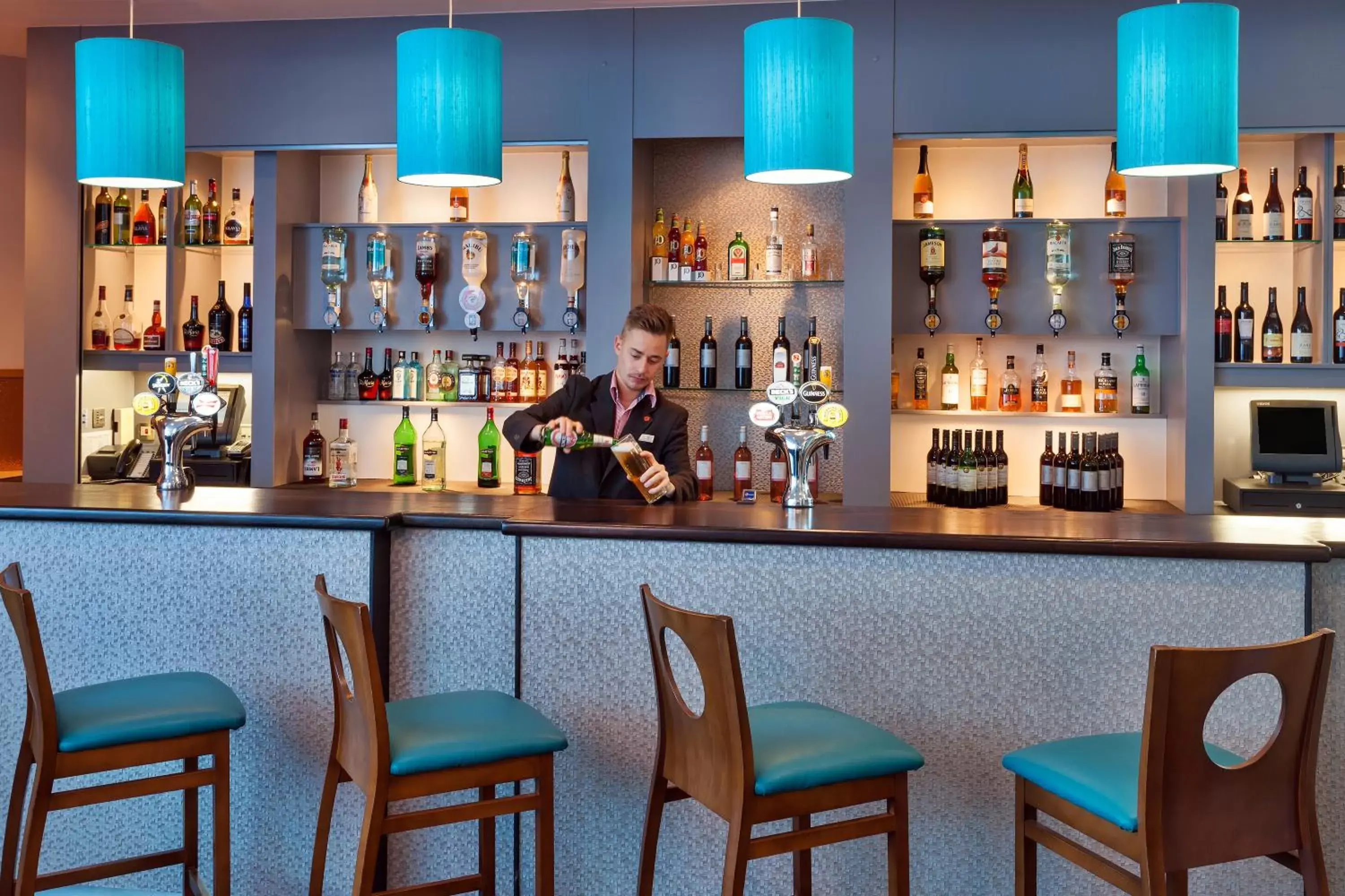 People, Lounge/Bar in Leonardo Hotel Plymouth - Formerly Jurys Inn