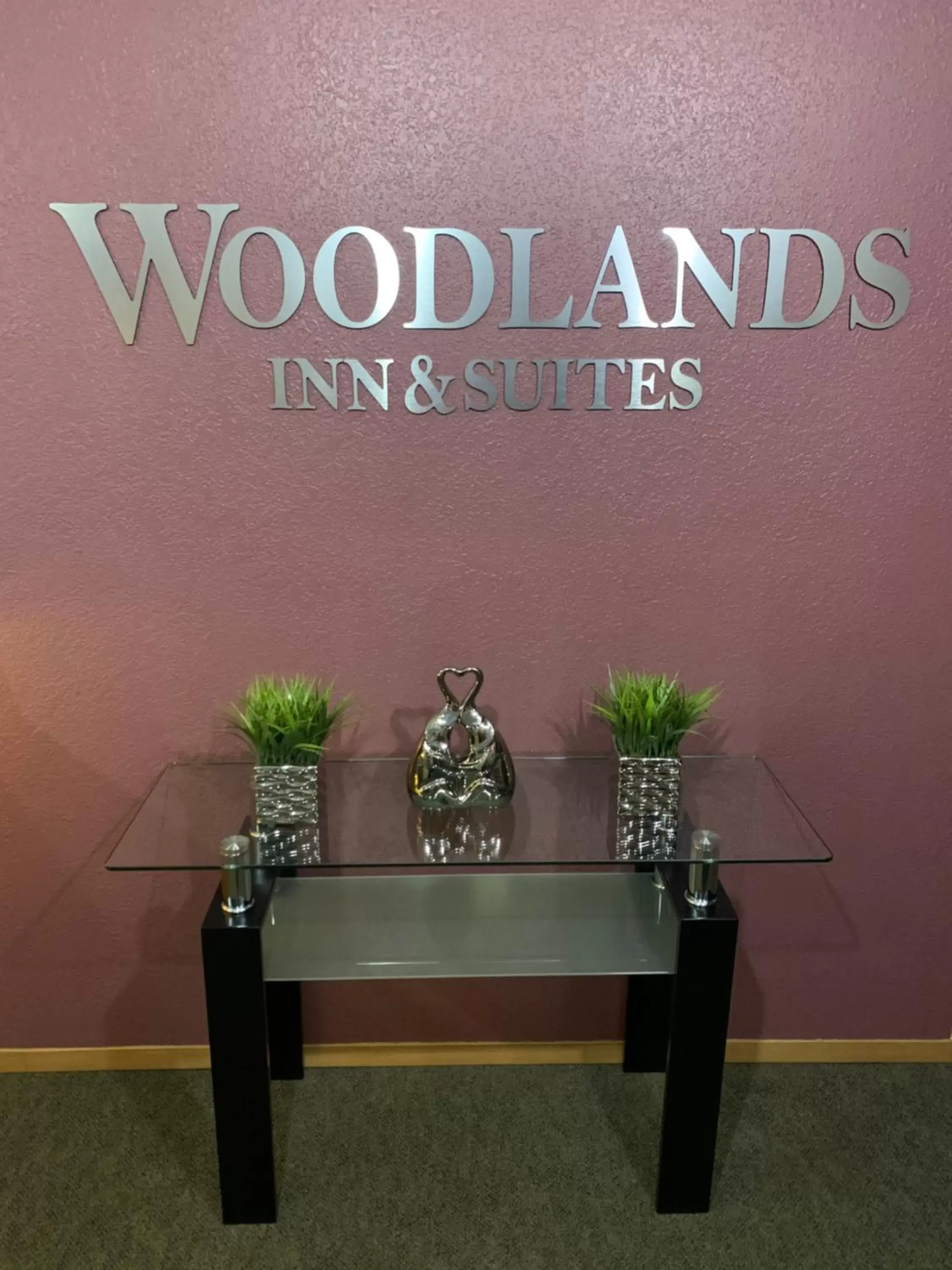 Logo/Certificate/Sign in Woodland Inn & Suites