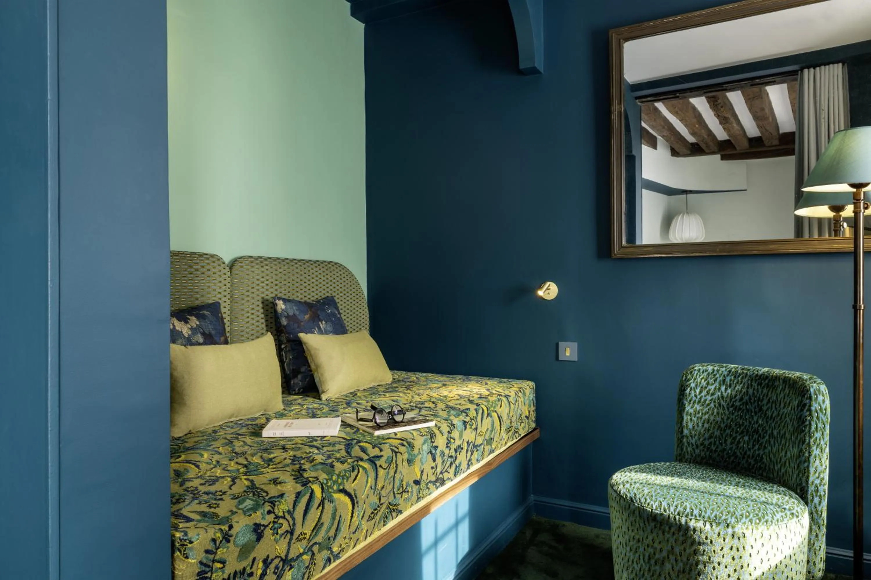 Living room, Bed in Hotel L de Lutece - Notre-Dame