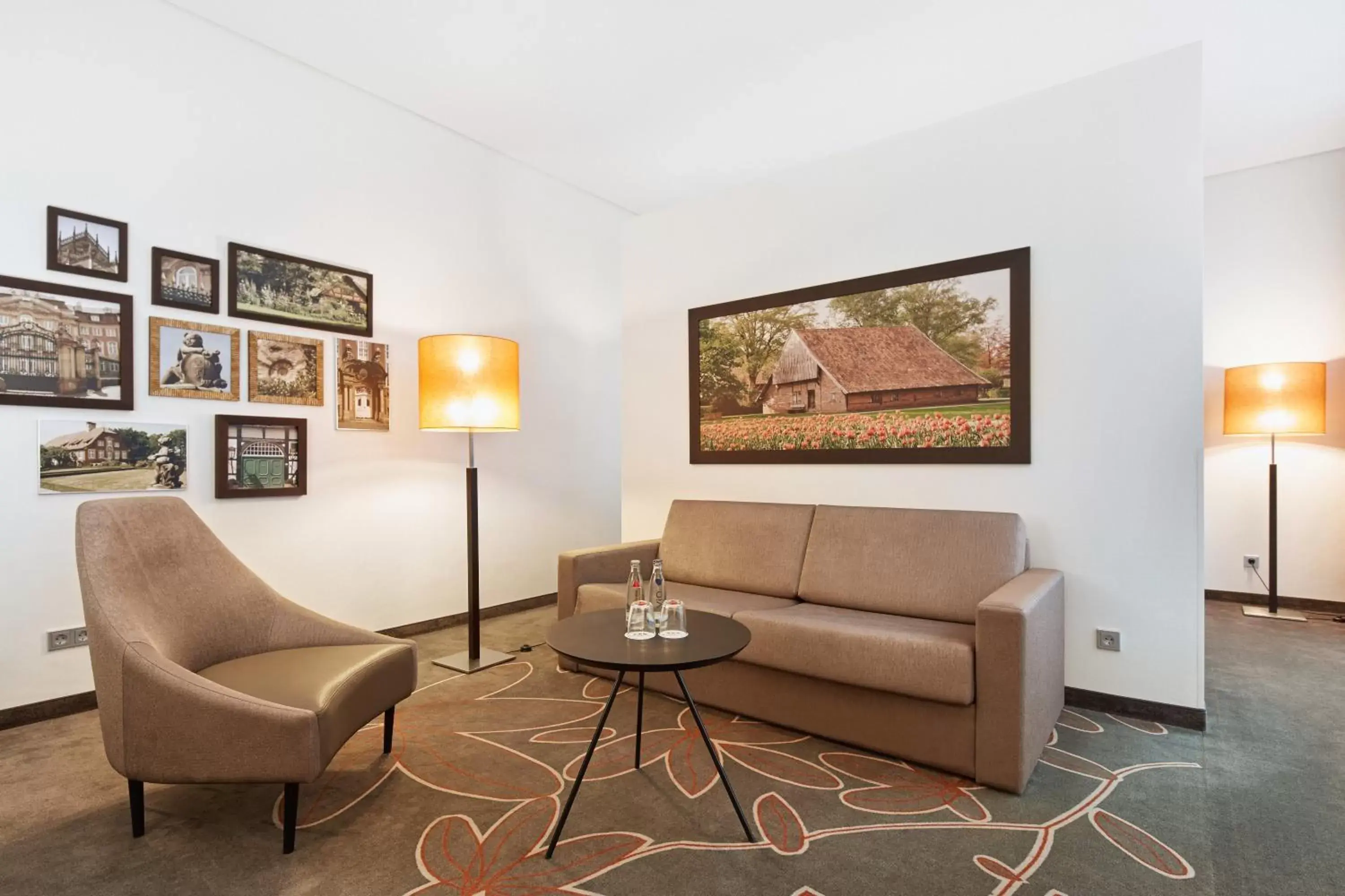 Photo of the whole room, Seating Area in H4 Hotel Münster