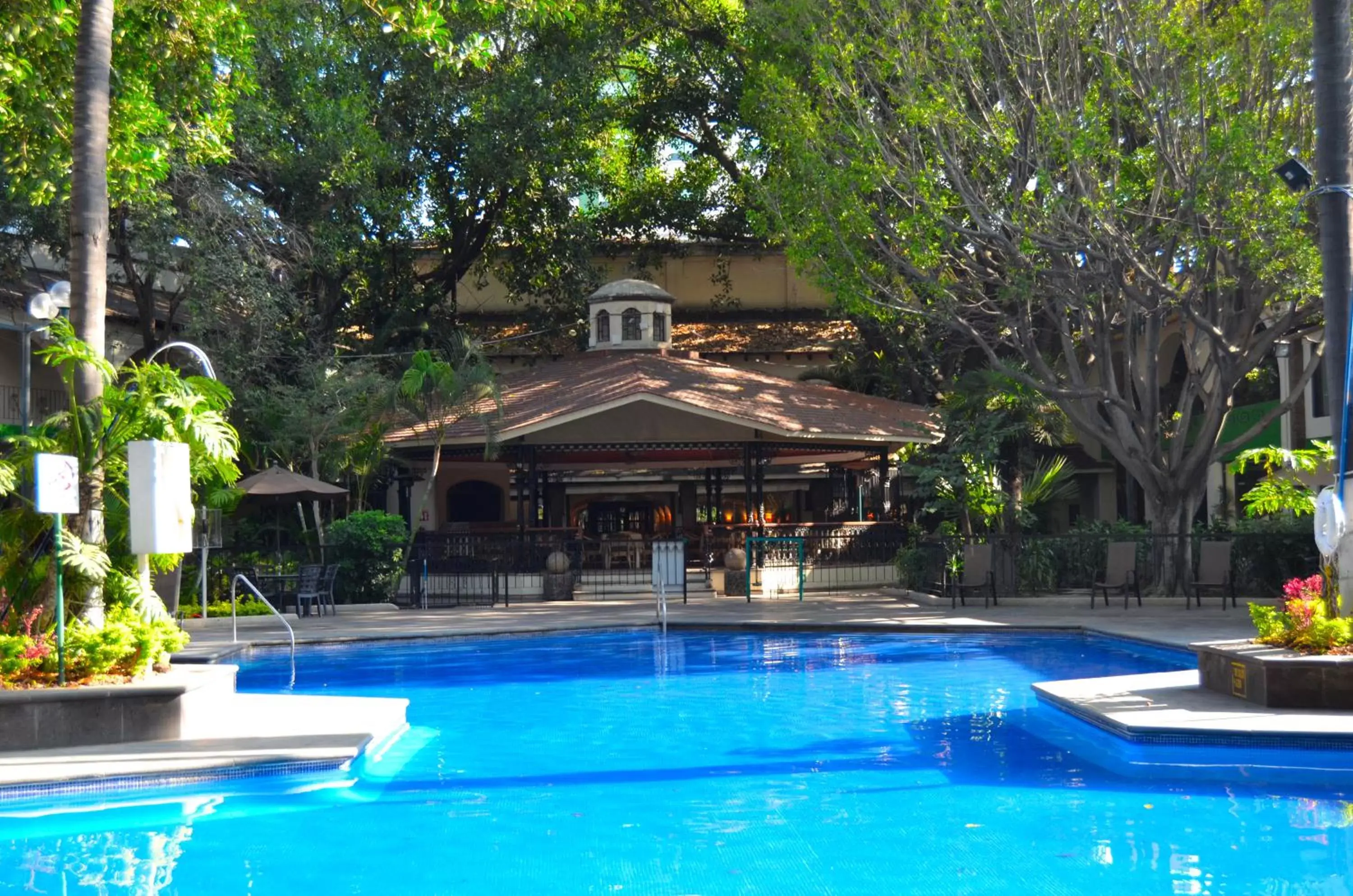 Swimming Pool in Holiday Inn Guadalajara Expo Plaza del Sol, an IHG Hotel