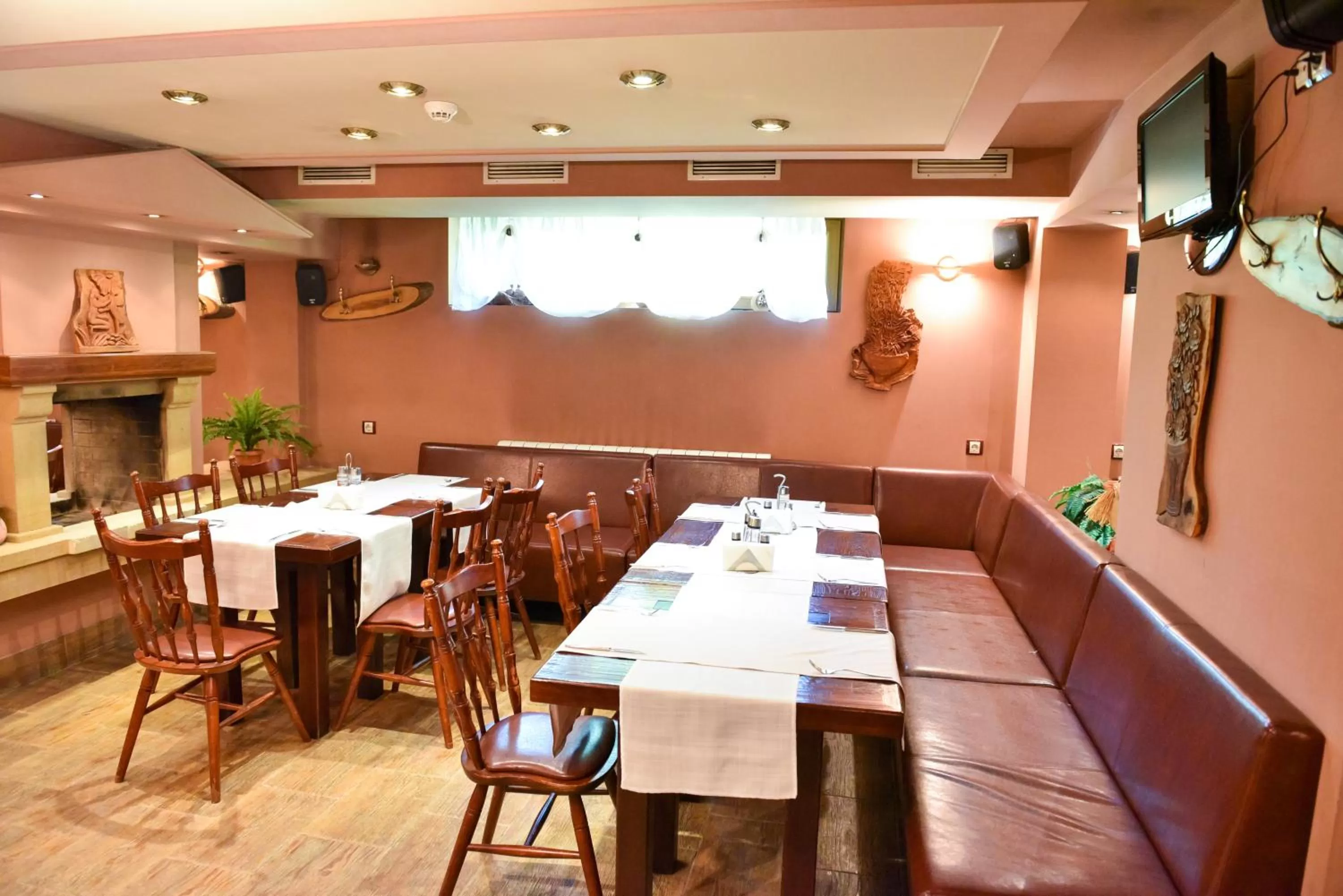 Restaurant/places to eat in Martin Club Hotel