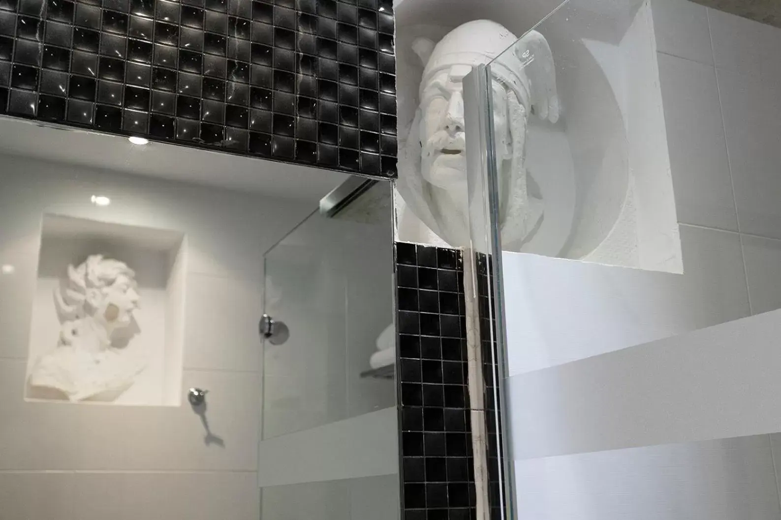 Shower, Bathroom in Petit Palace Lealtad Plaza