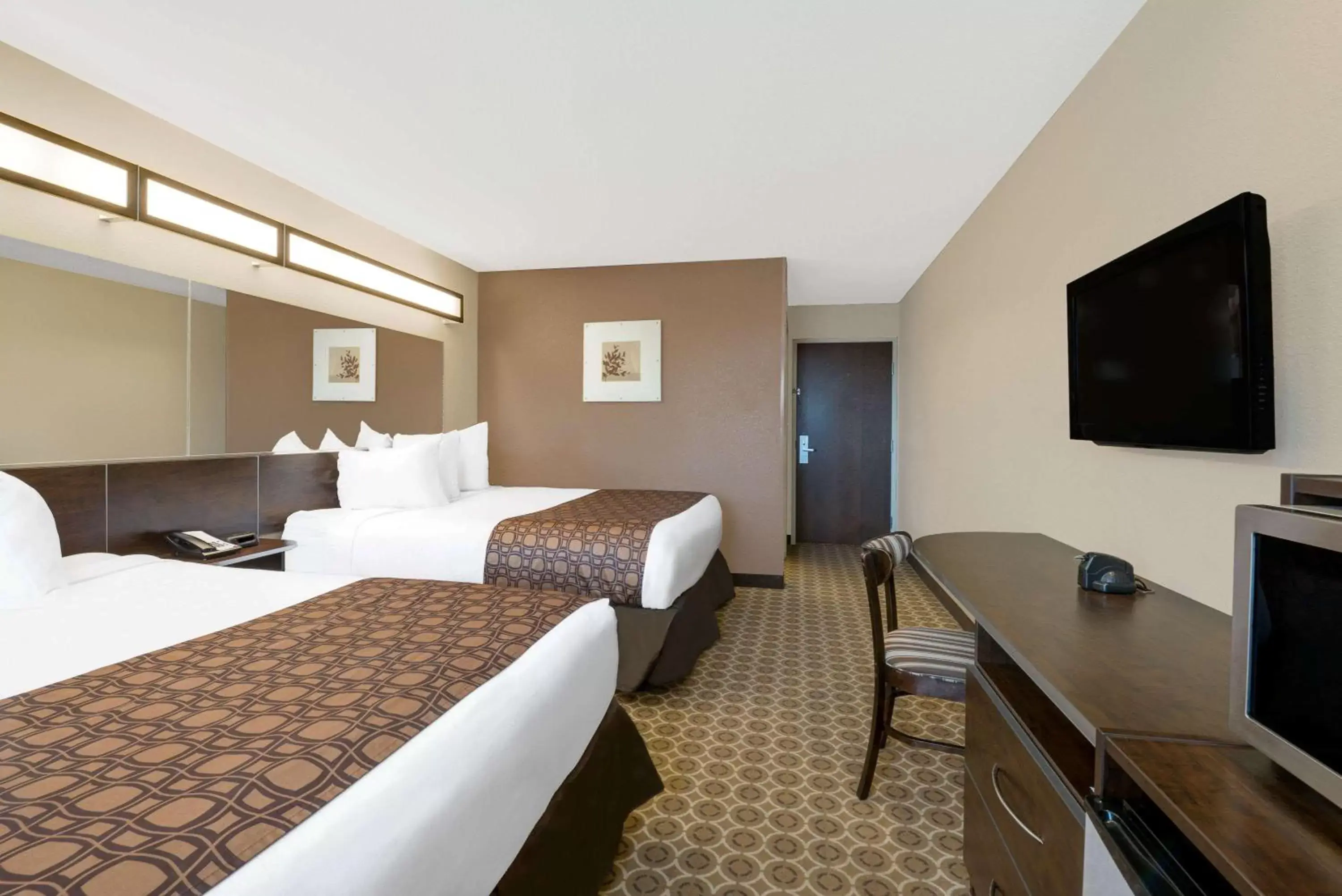 Photo of the whole room, Bed in Microtel Inn & Suites by Wyndham Williston