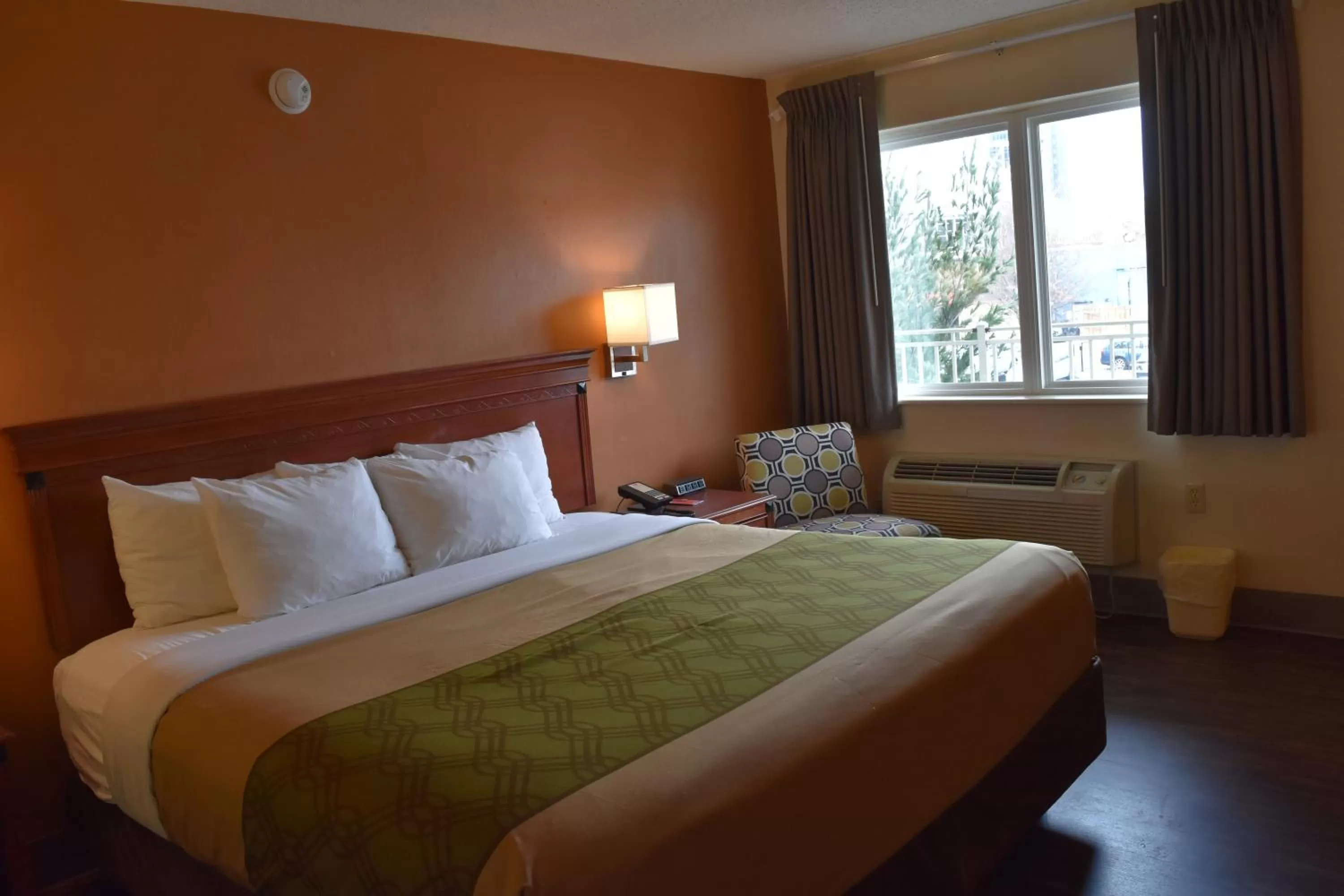 King Room - Accessible/Non-Smoking in Econo Lodge Louisville Downtown