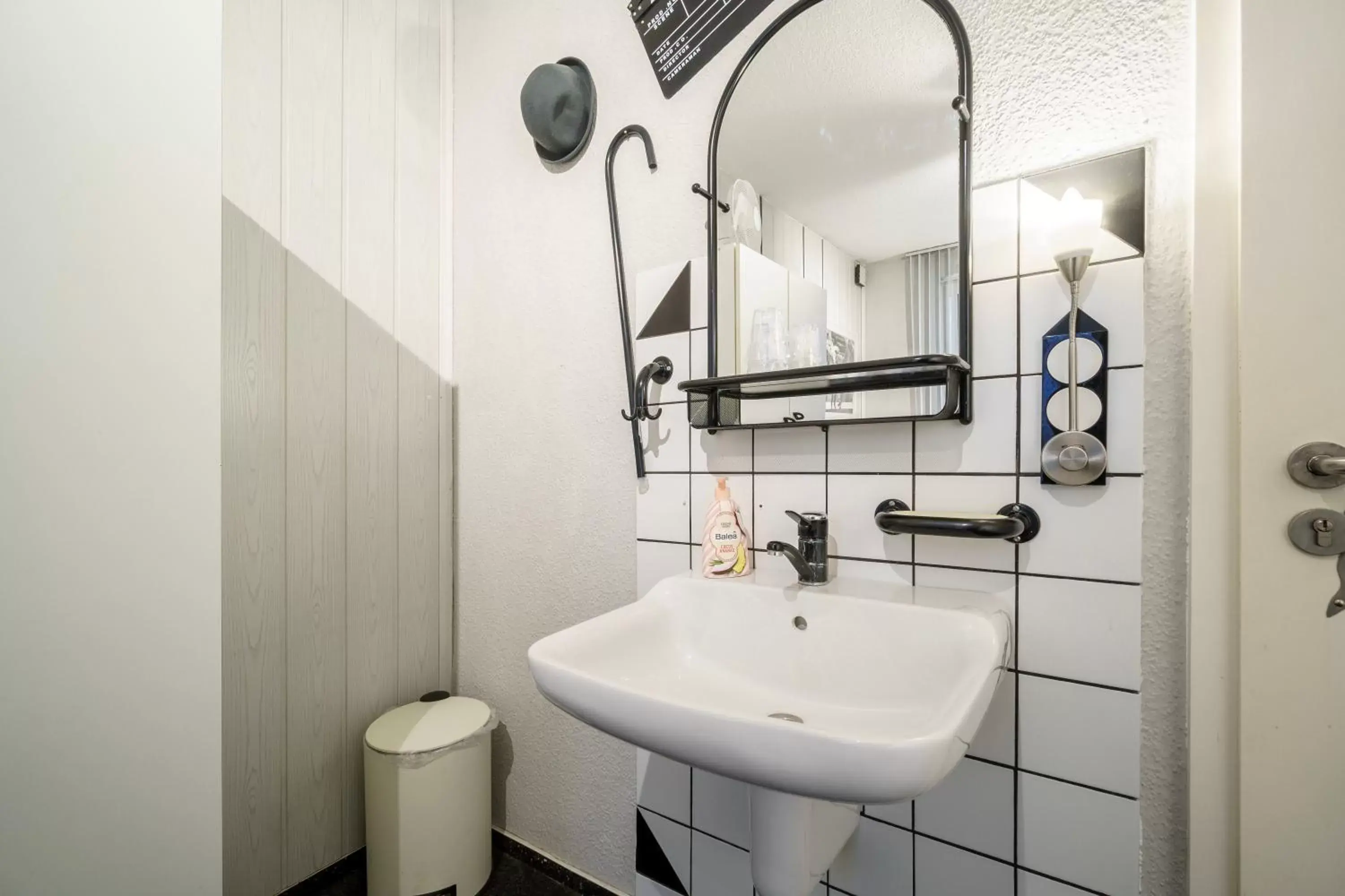 Single Room with Shared Shower and Toilet in Hotel Tusculum Single Room with Shared Shower and Toilet in Hotel Tusculum