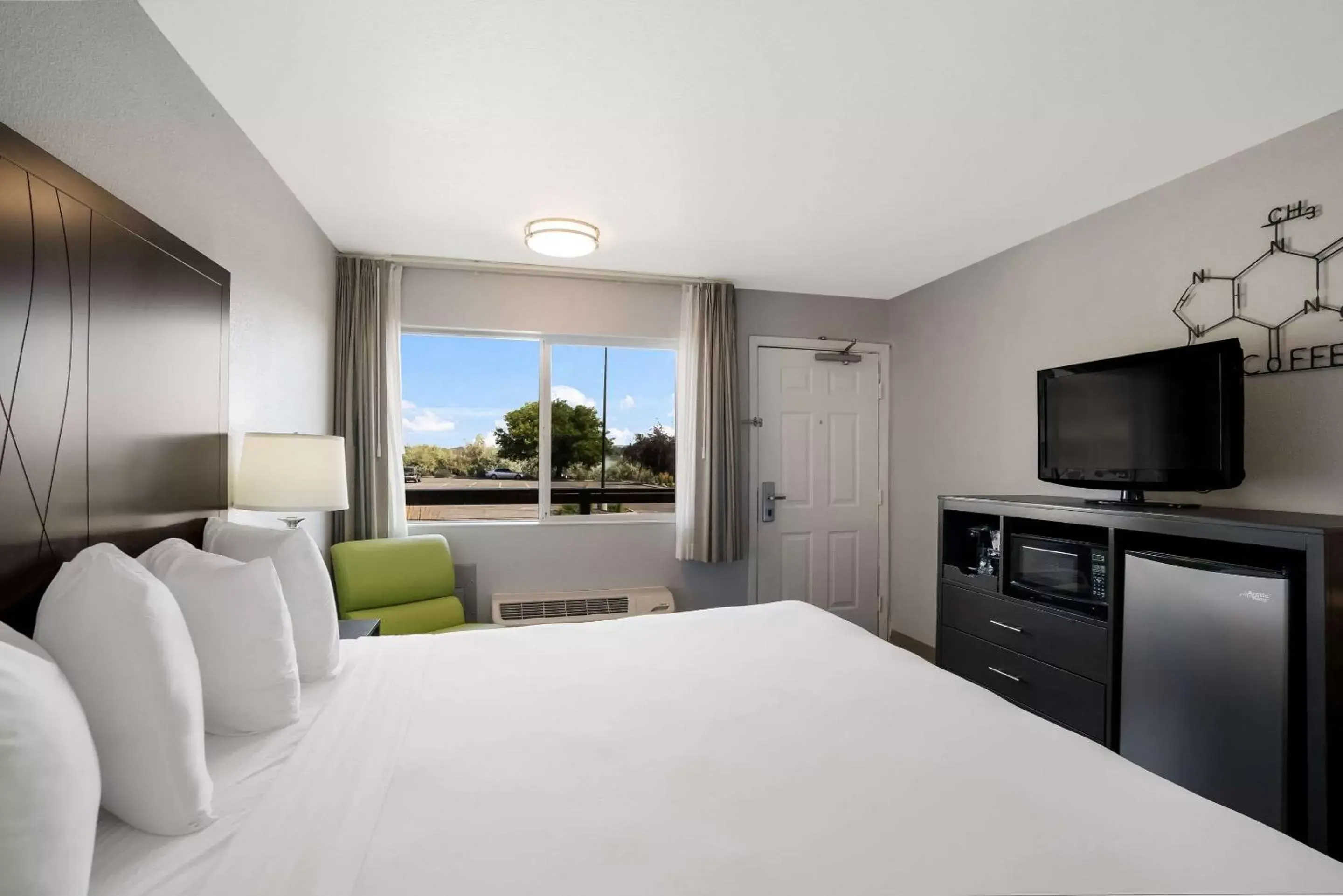 Bedroom in Richland Riverfront Hotel, Ascend Hotel Collection