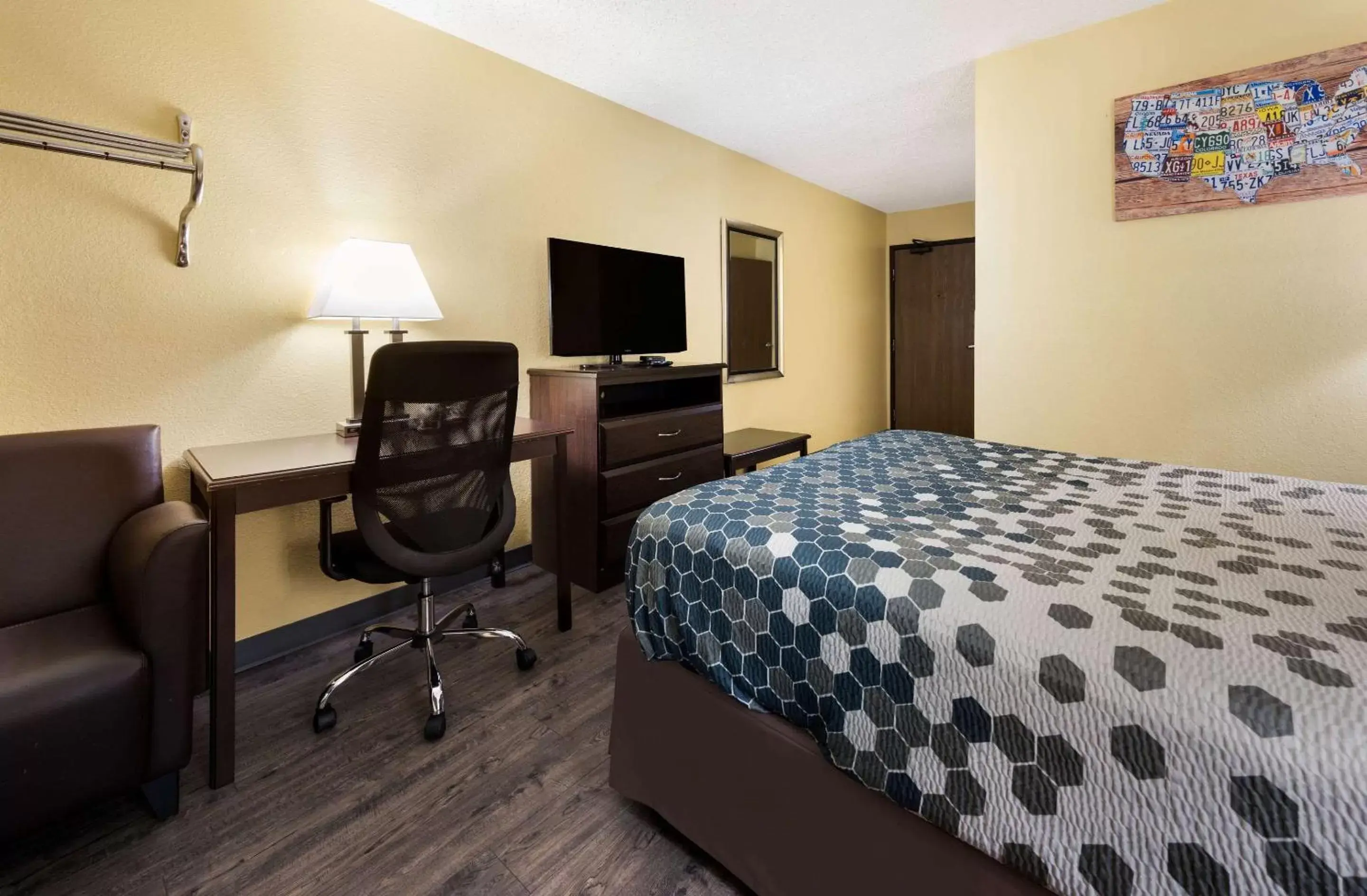 Bedroom, TV/Entertainment Center in Econo Lodge Spotsylvania Town Center