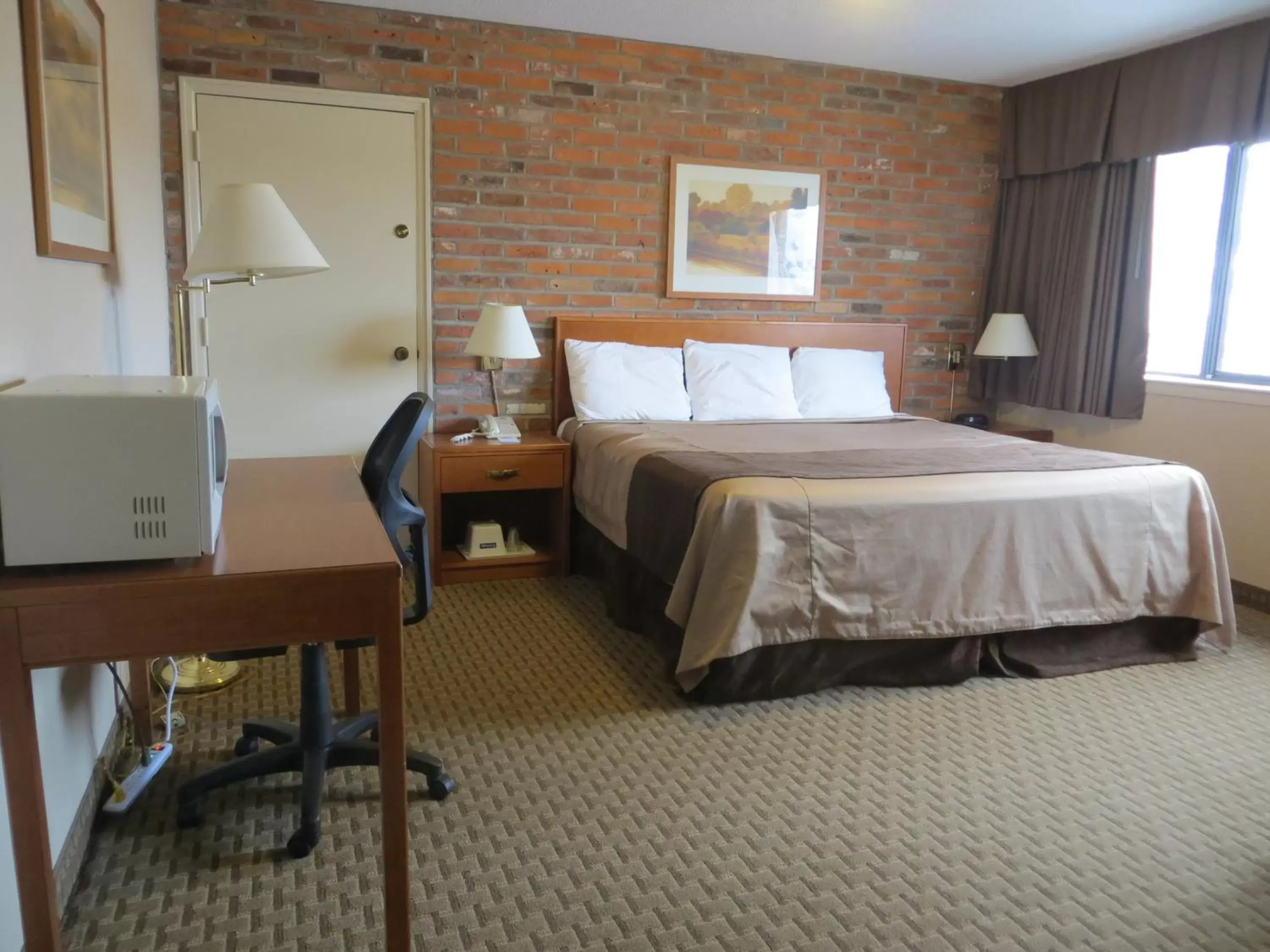 Photo of the whole room, Bed in Travelodge by Wyndham Thunder Bay ON Photo of the whole room, Bed in Travelodge by Wyndham Thunder Bay ON