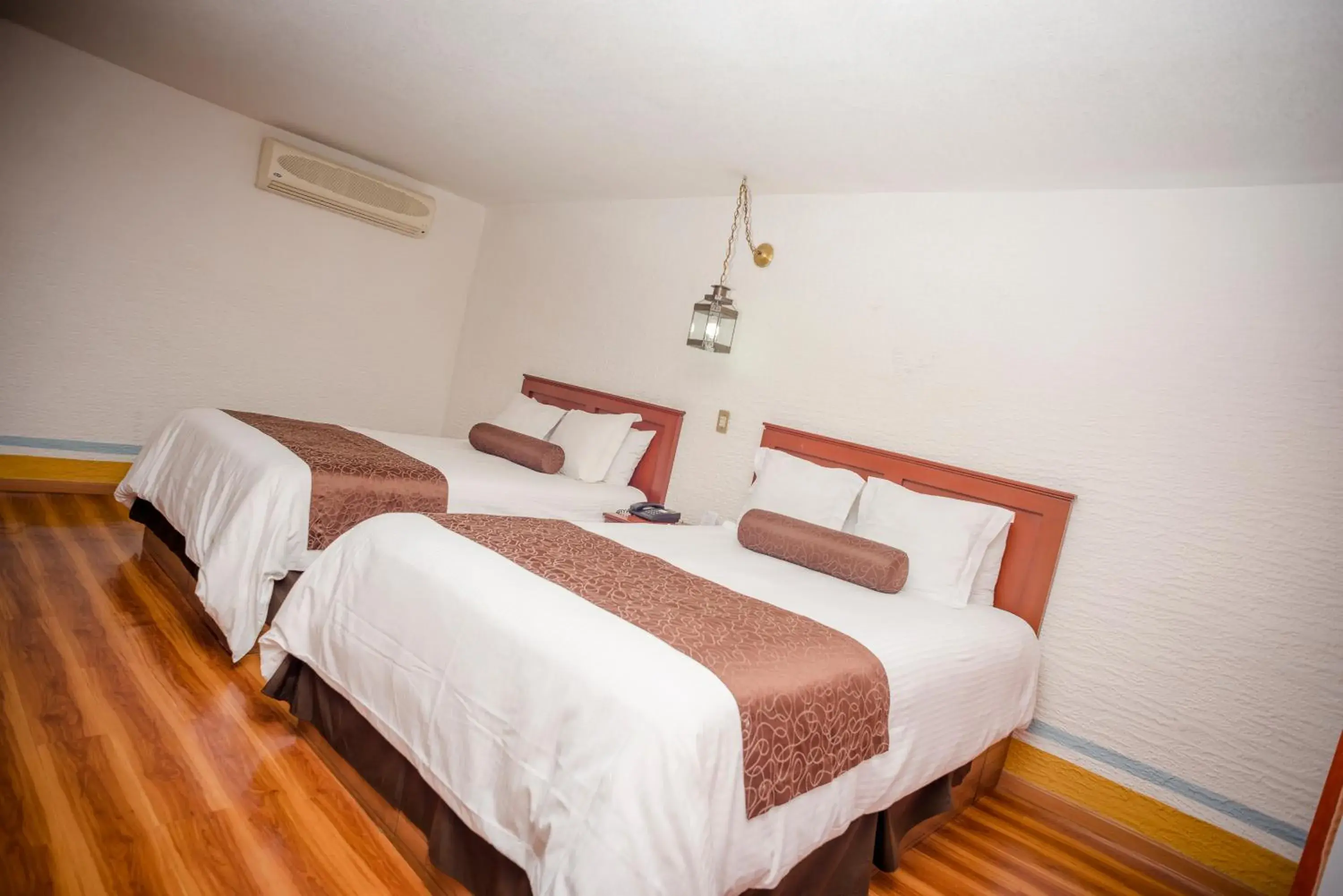 Photo of the whole room, Bed in Howard Johnson by Wyndham Morelia Calle Real Photo of the whole room, Bed in Howard Johnson by Wyndham Morelia Calle Real