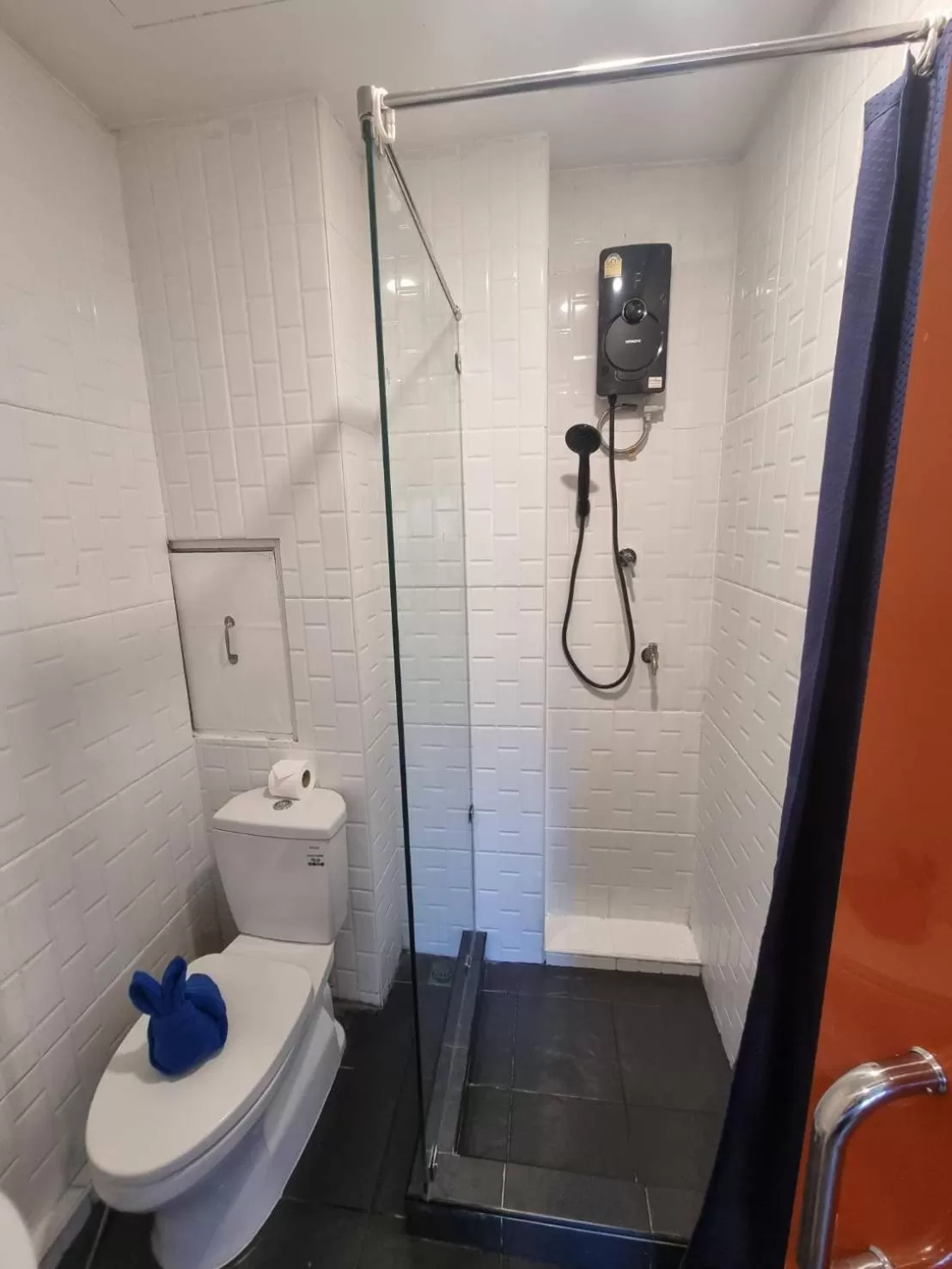 Shower in 7 Stays Pattaya Hotel