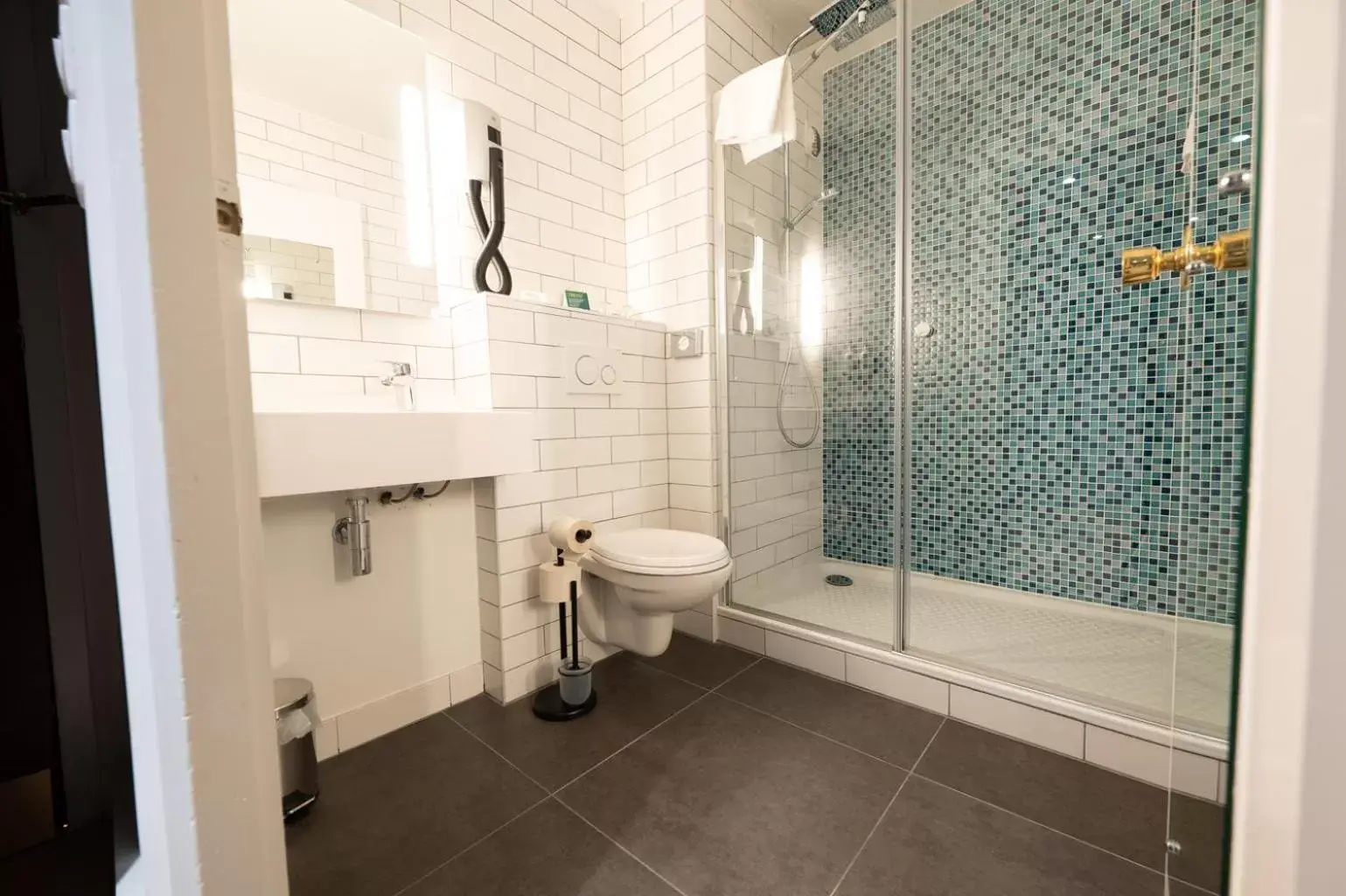 Shower, Bathroom in Holiday Inn Calais-Centre, an IHG Hotel