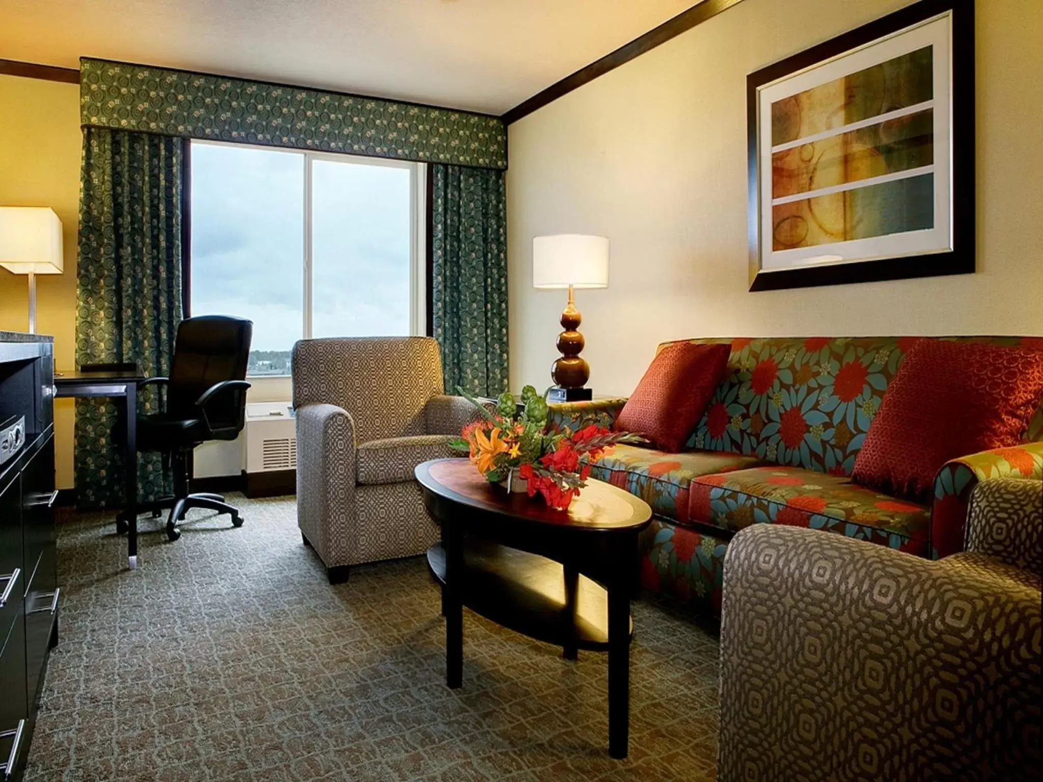 Living room, Seating Area in Crowne Plaza Anchorage-Midtown, an IHG Hotel