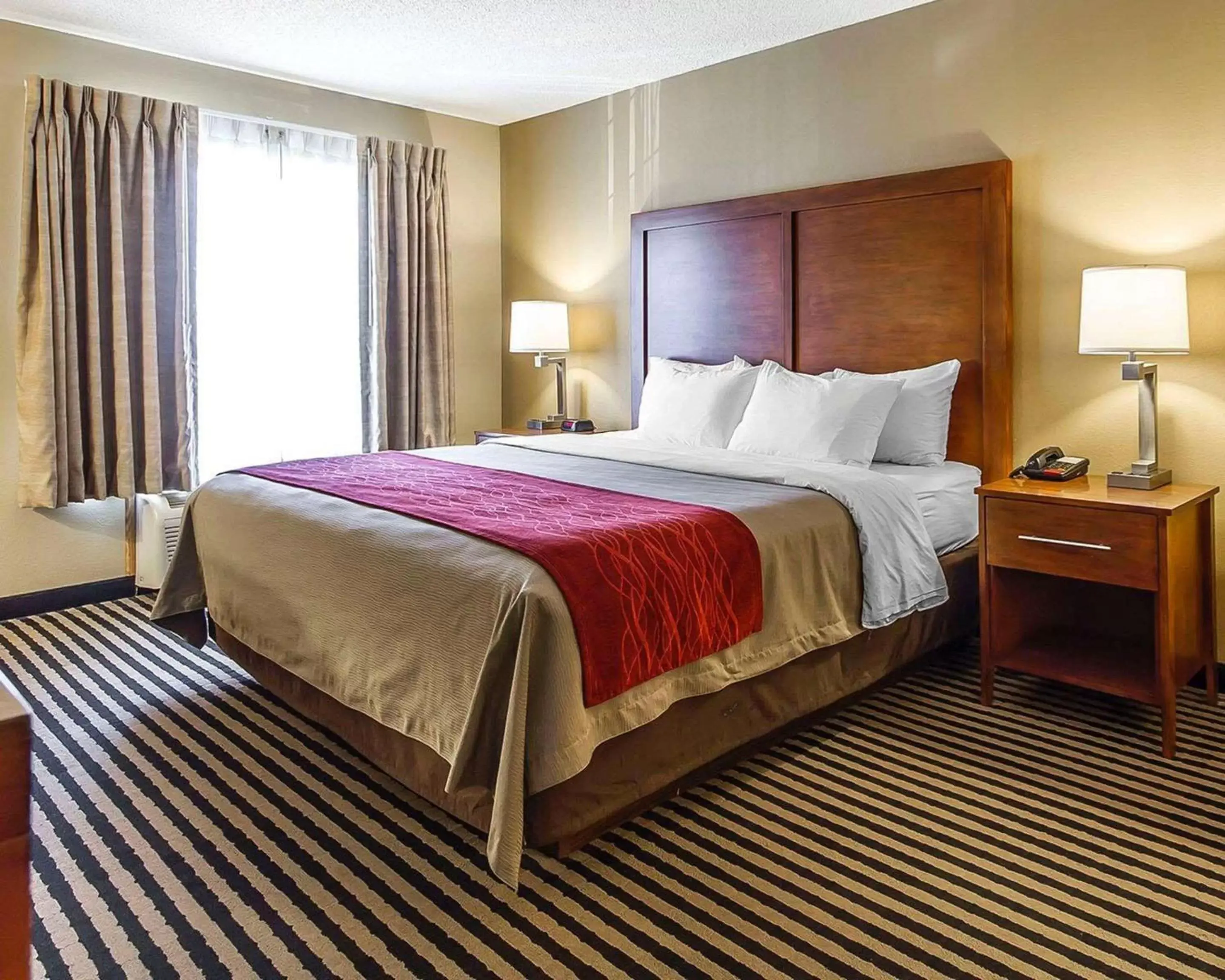 Photo of the whole room, Bed in Comfort Inn Owatonna near Medical Center