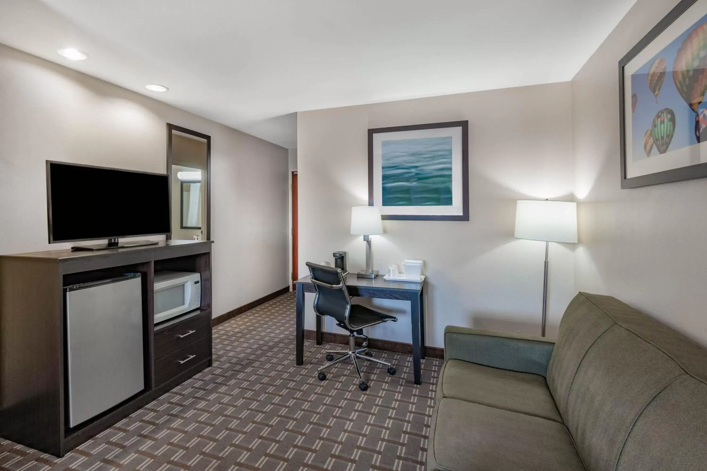 TV/Entertainment Center in Baymont by Wyndham Farmington