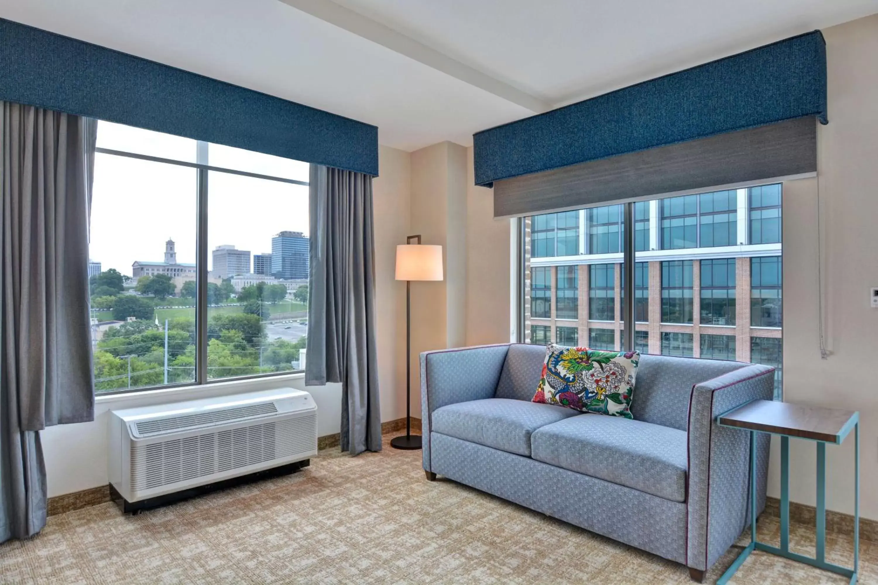 Living room, Seating Area in Hampton Inn & Suites Nashville Downtown Capitol View, Tn