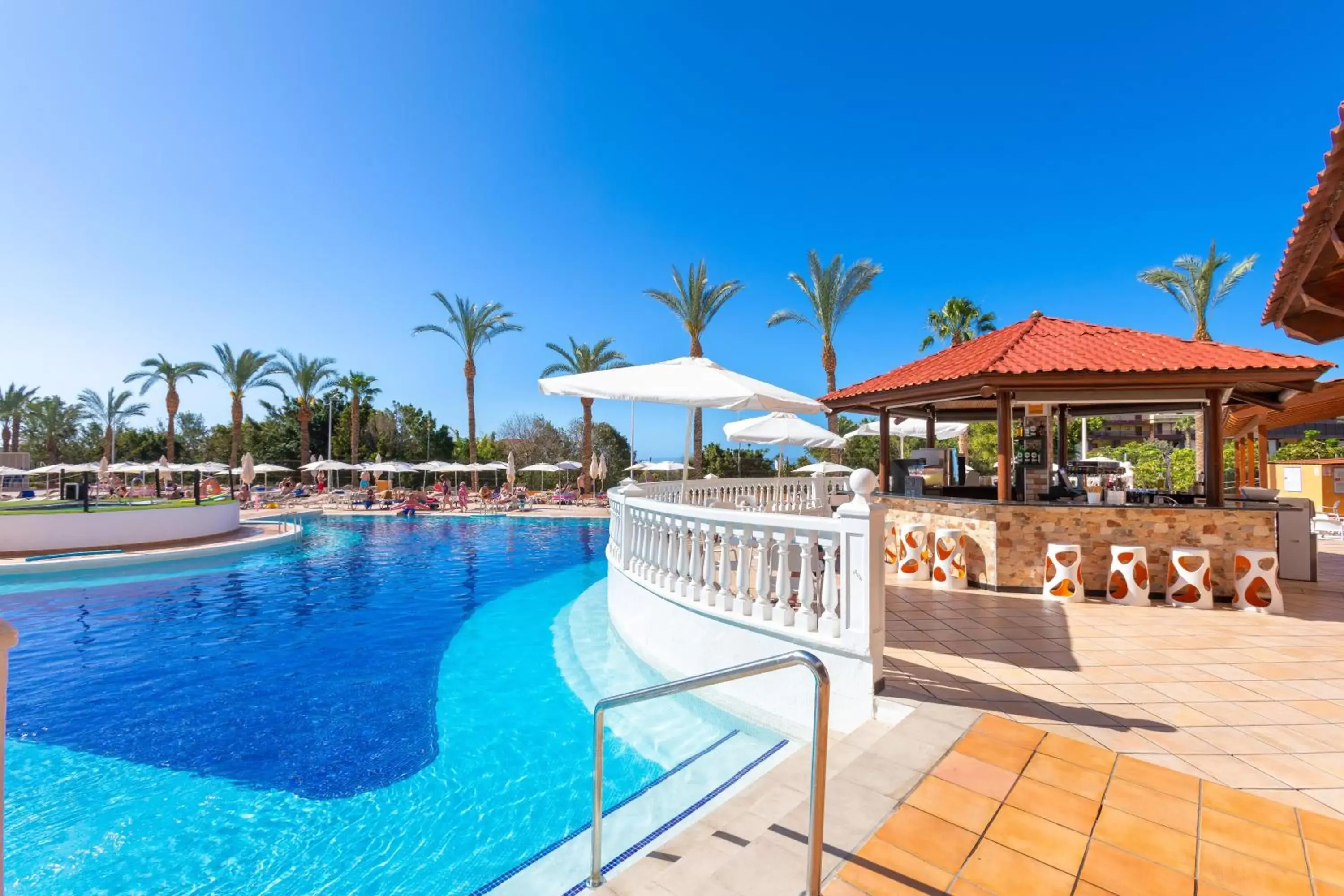 Lounge or bar, Swimming Pool in Chatur Playa Real Resort
