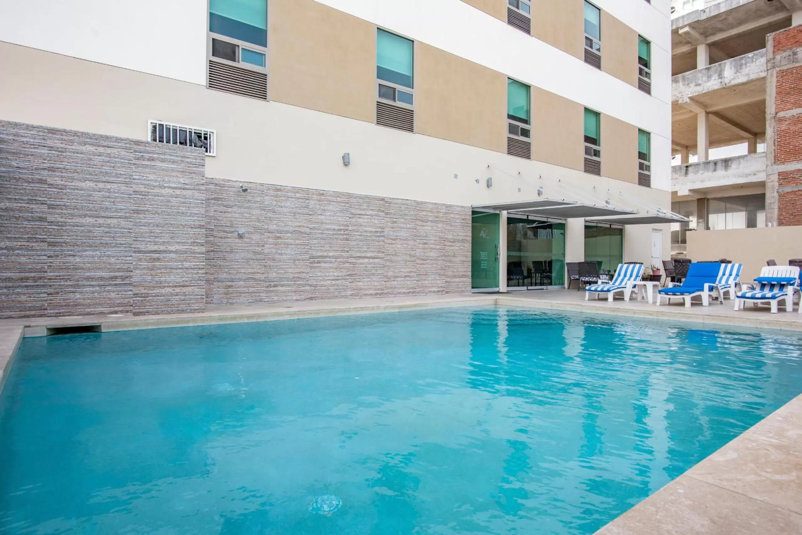 Swimming pool in Hotel Ave Inn
