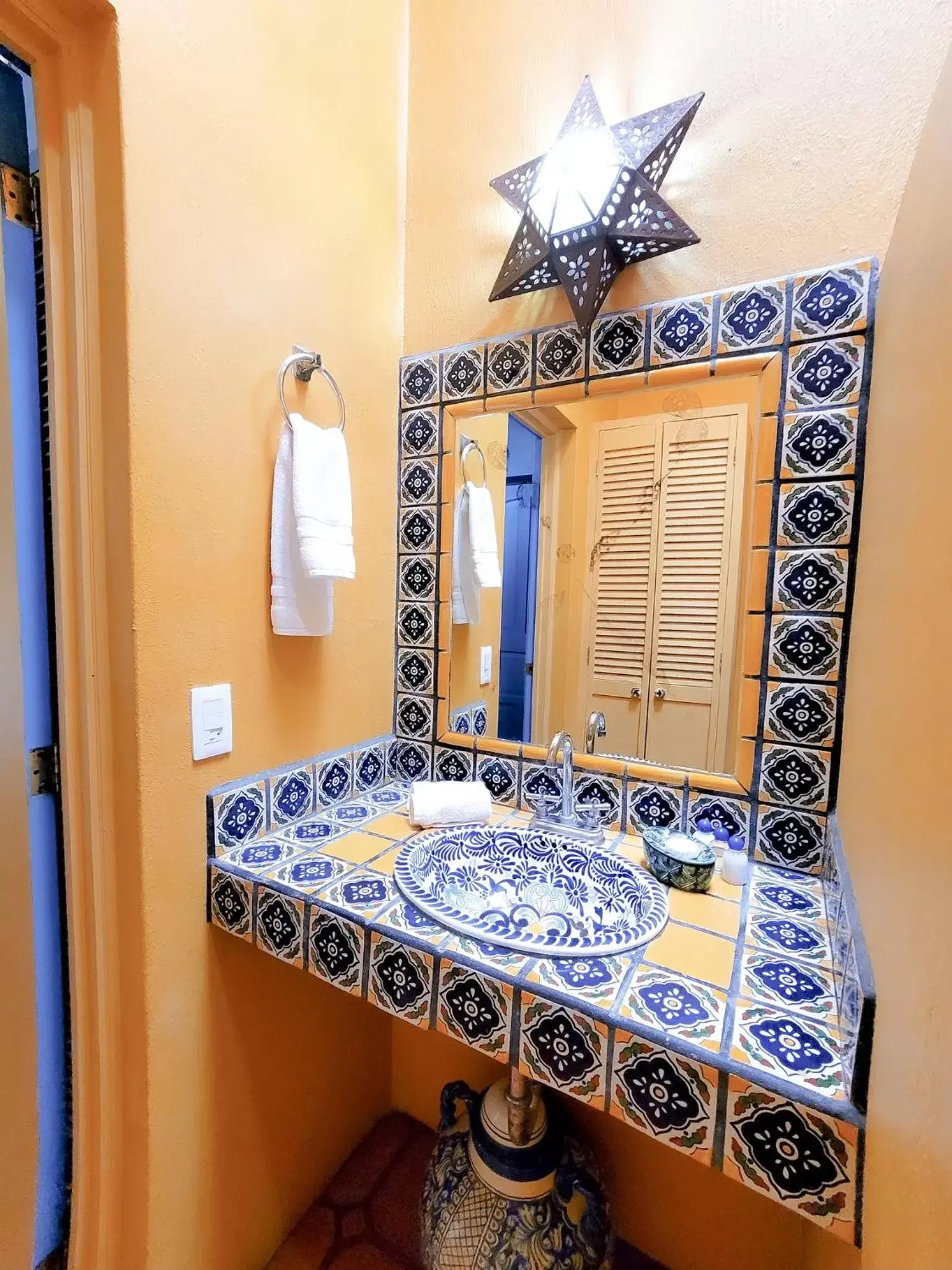 Shower, Bathroom in Estrellita's Bed & Breakfast