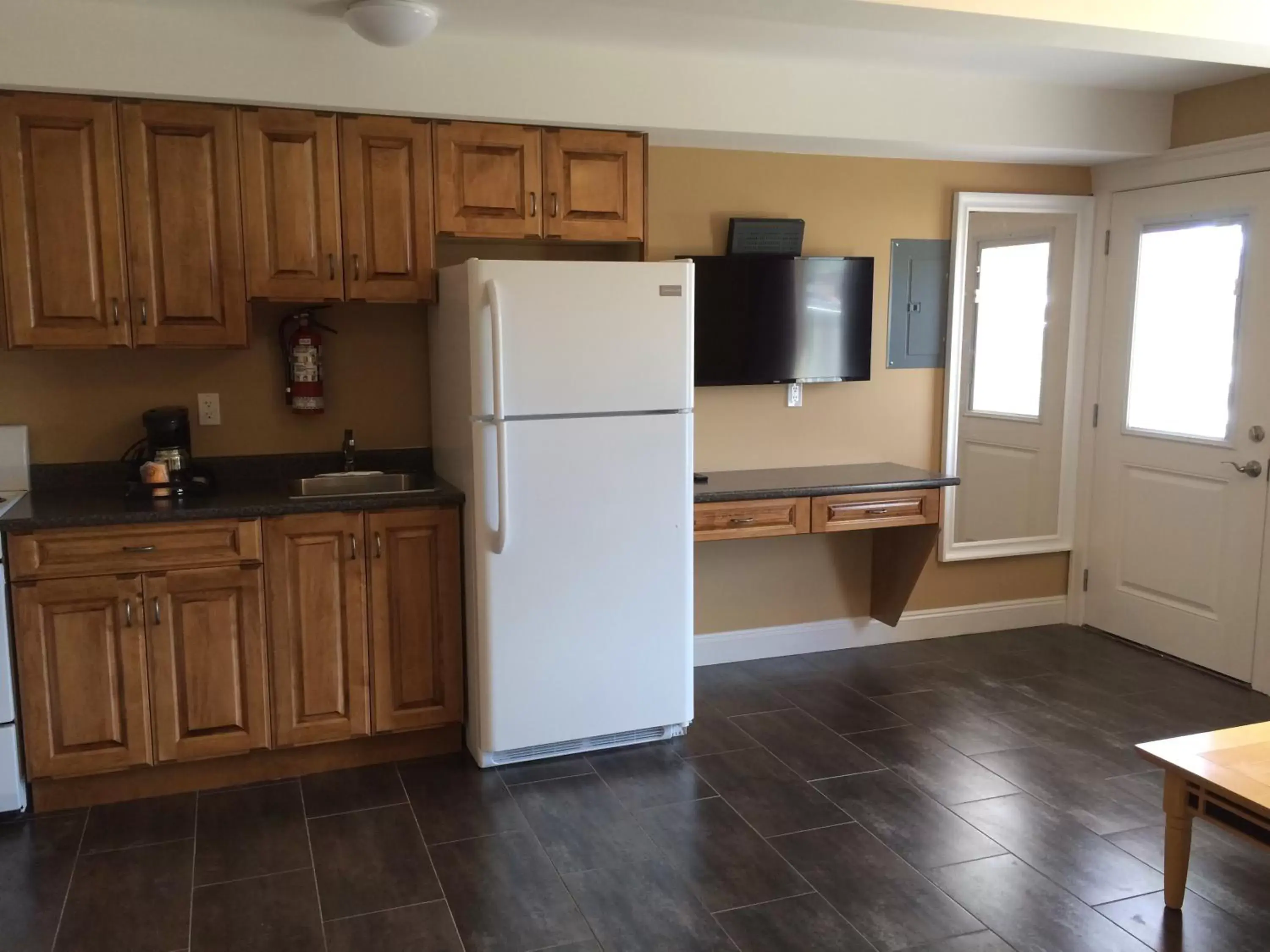 Photo of the whole room, Kitchen/Kitchenette in Sahara Suites