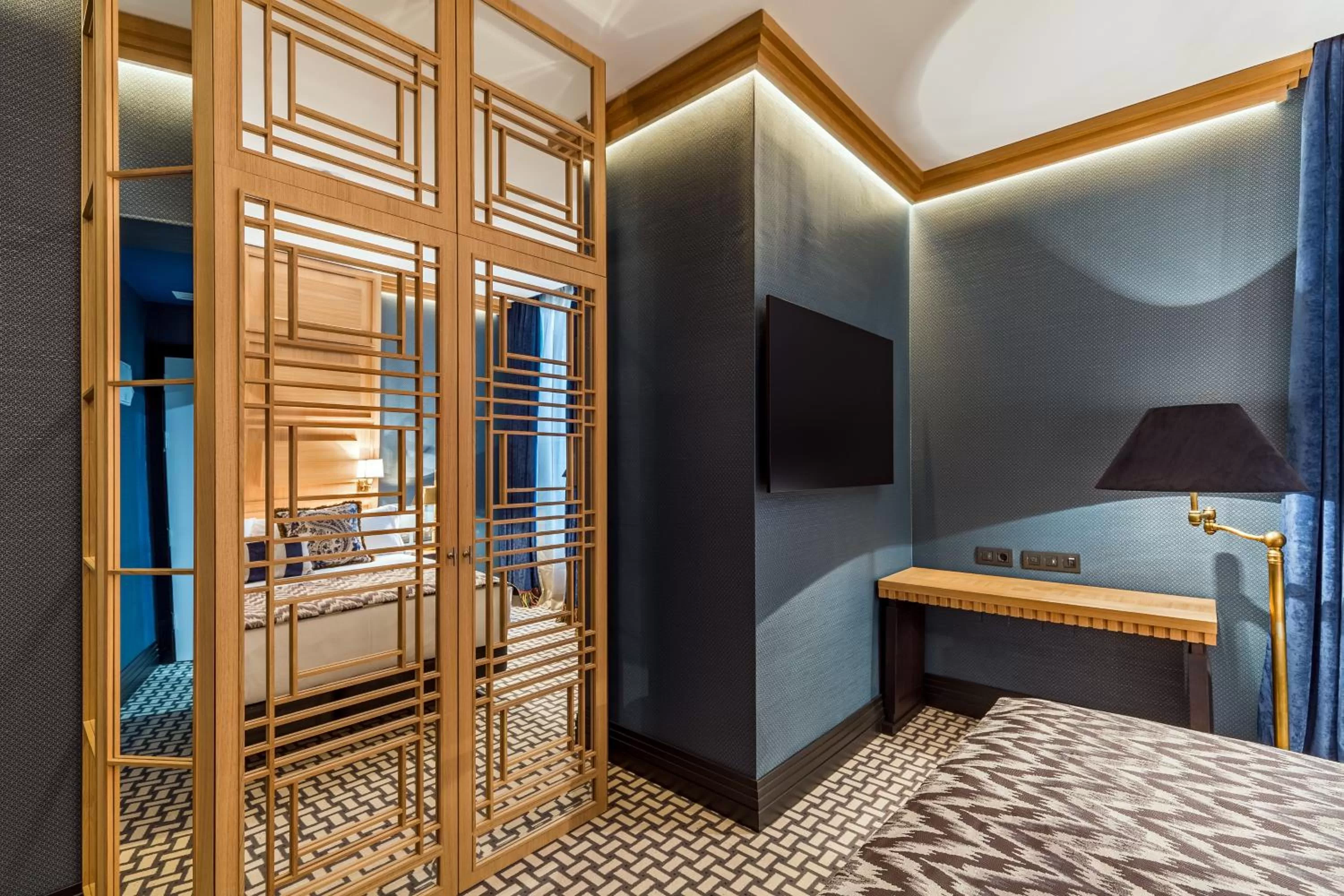 TV and multimedia, Bed in Room Mate Collection Alba, Madrid