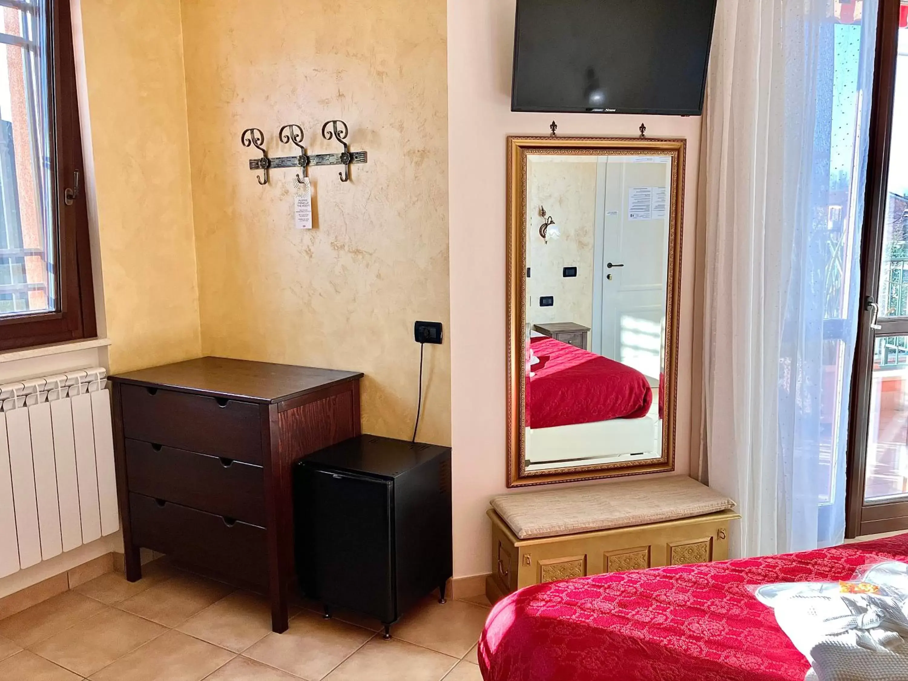 oven, TV/Entertainment Center in B&B Desenzano Paradise