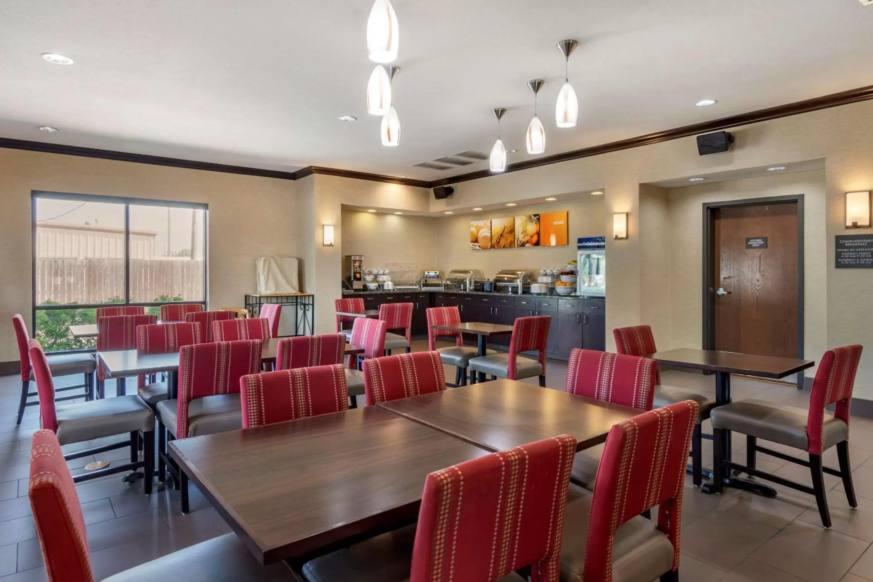 Restaurant/Places to Eat in Comfort Suites Manhattan