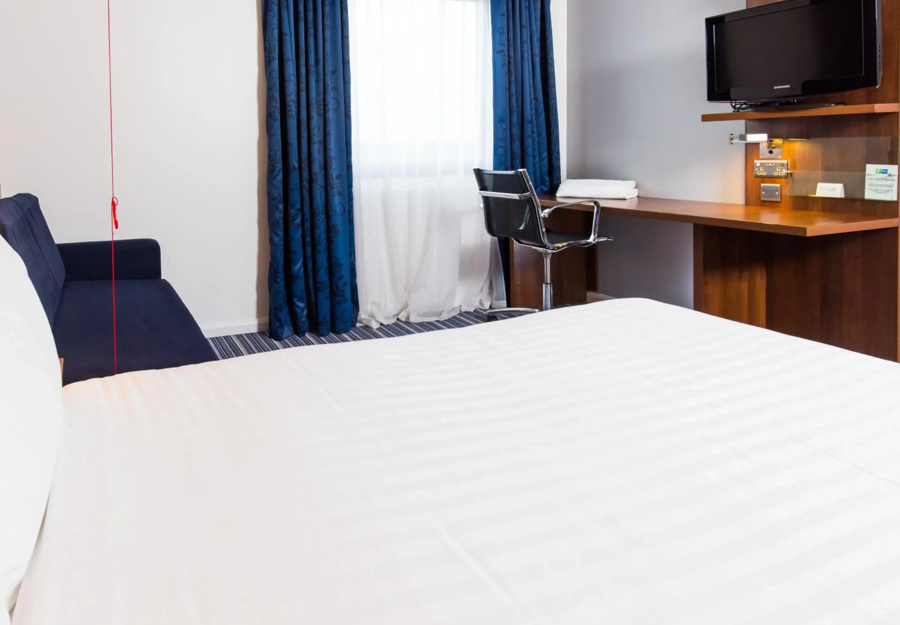 Photo of the whole room, Bed in Holiday Inn Express Tamworth