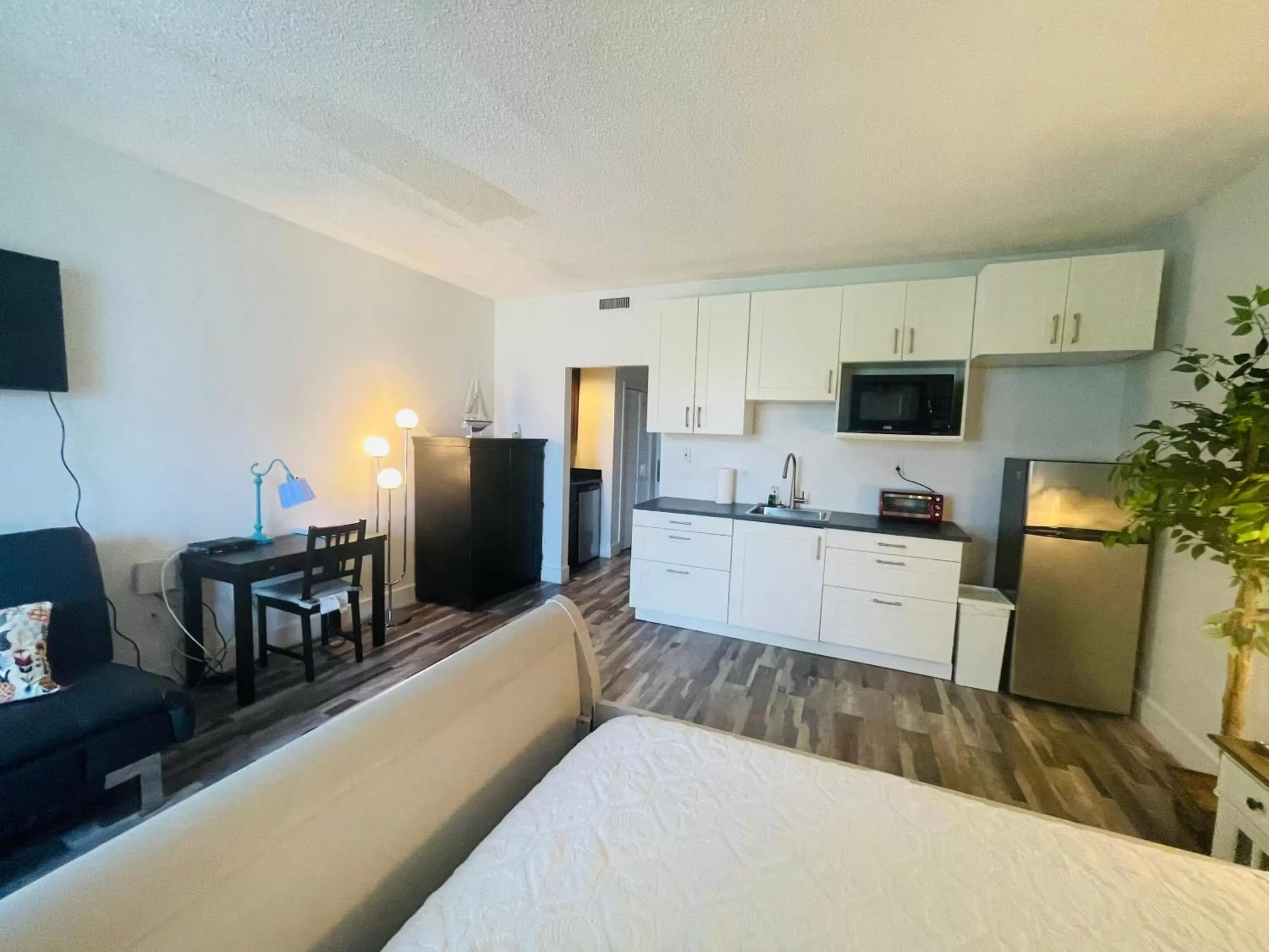 Bed, Kitchen/Kitchenette in DOLPHINS, BEACH step away, WIFI, FREE PARKING,POOLS, JACUZZI