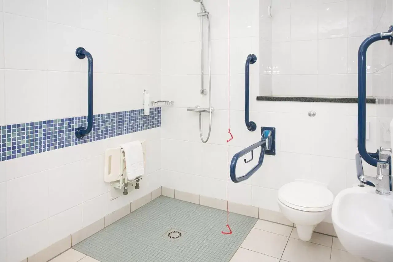 Shower, Bathroom in Holiday Inn Express Antrim, an IHG Hotel