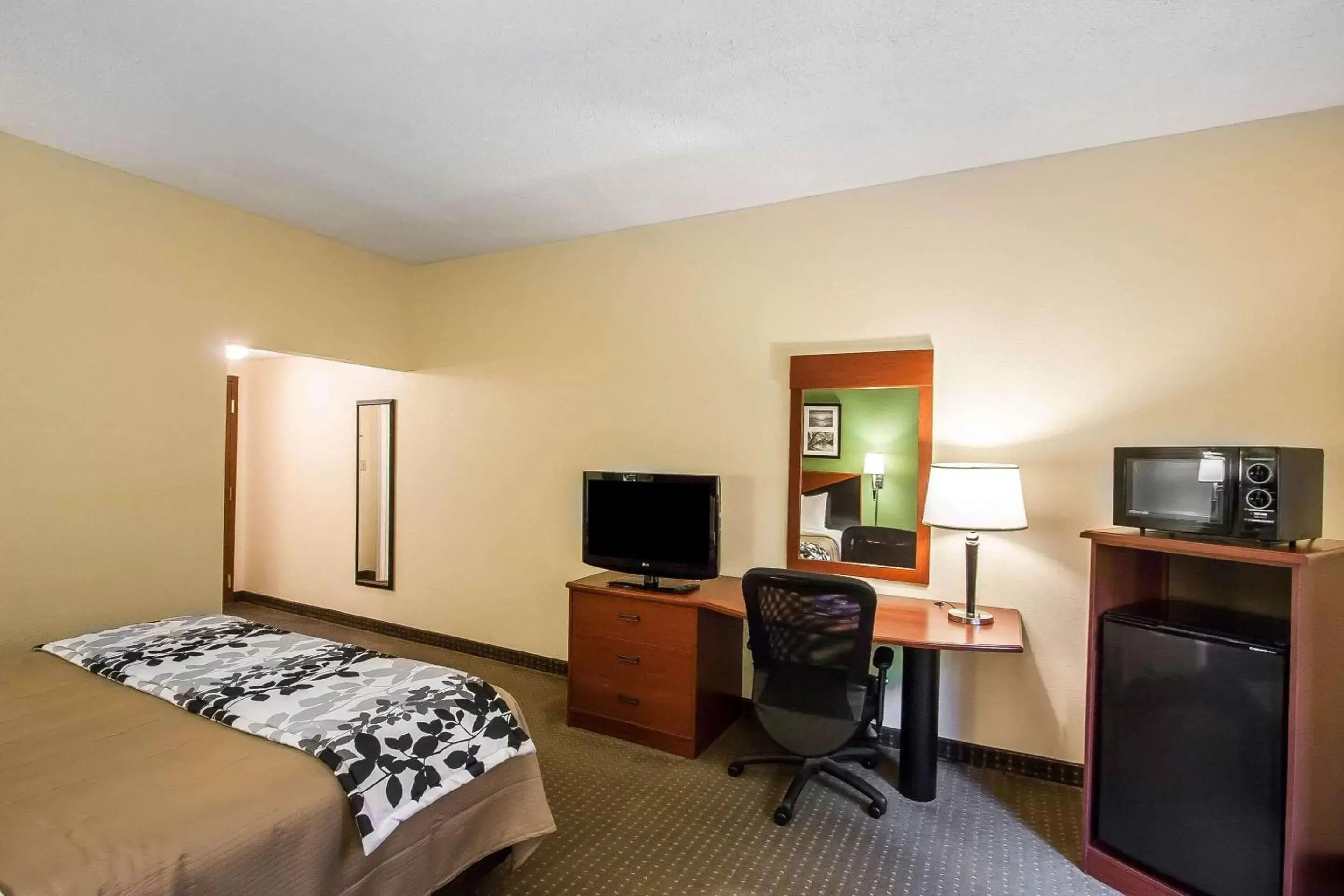 Photo of the whole room, TV/Entertainment Center in Sleep Inn & Suites Airport Pearl