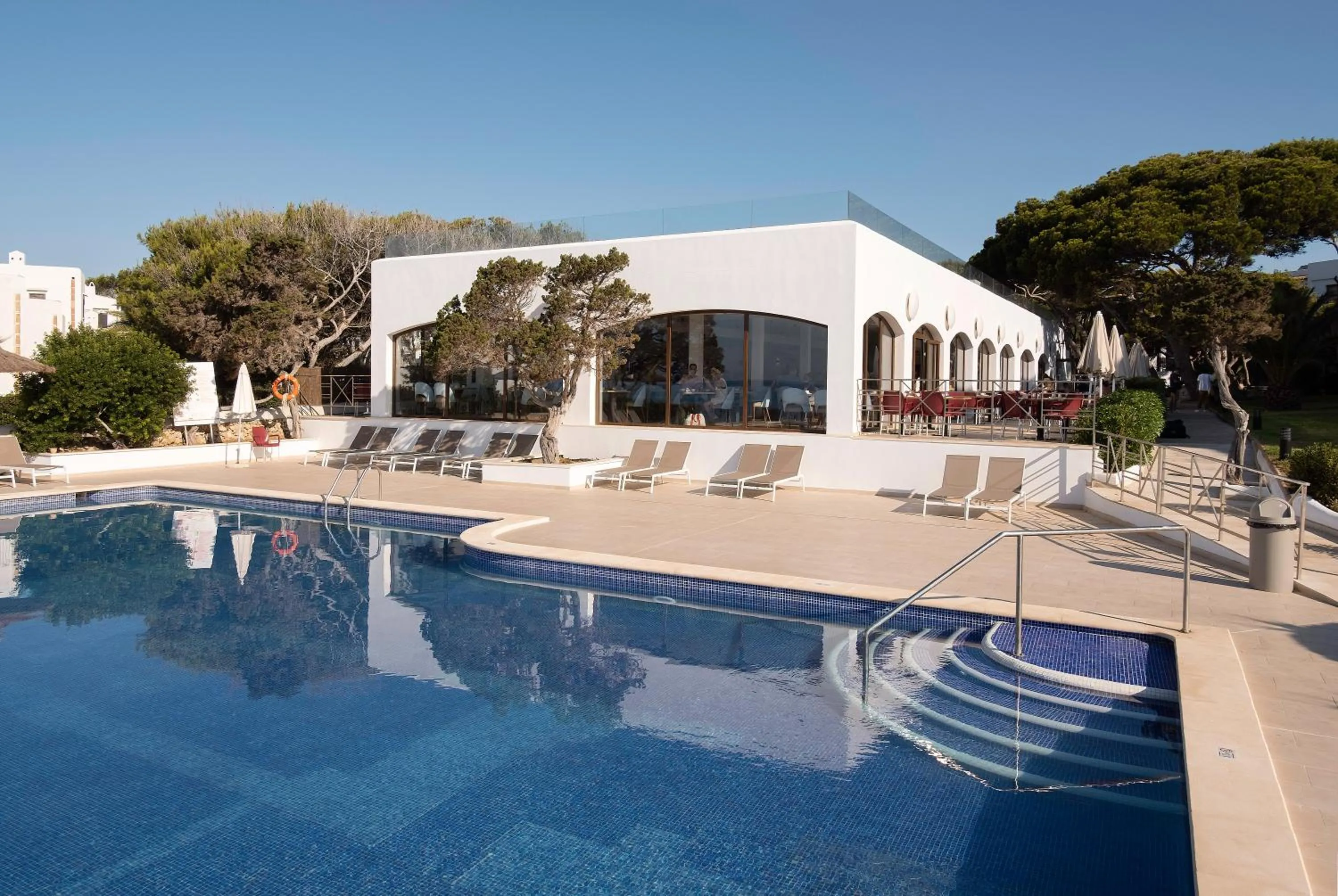Swimming pool in Alua Suites Las Rocas