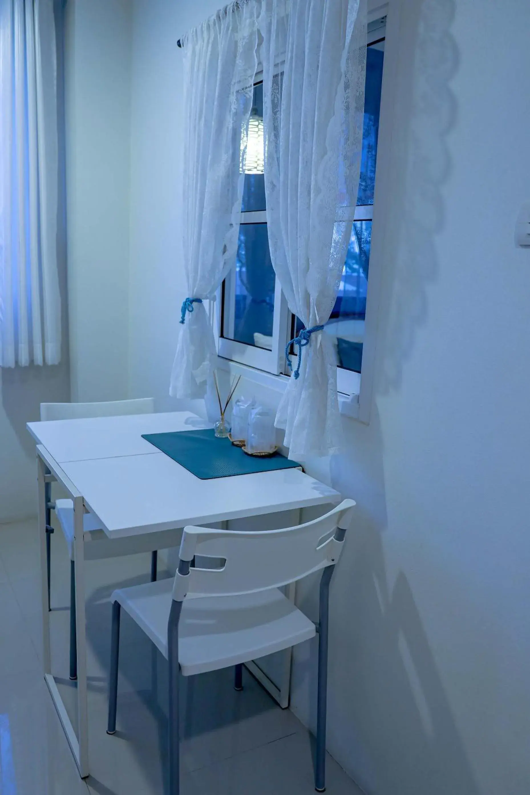 Kitchen or kitchenette, Bathroom in Jamjuree Home