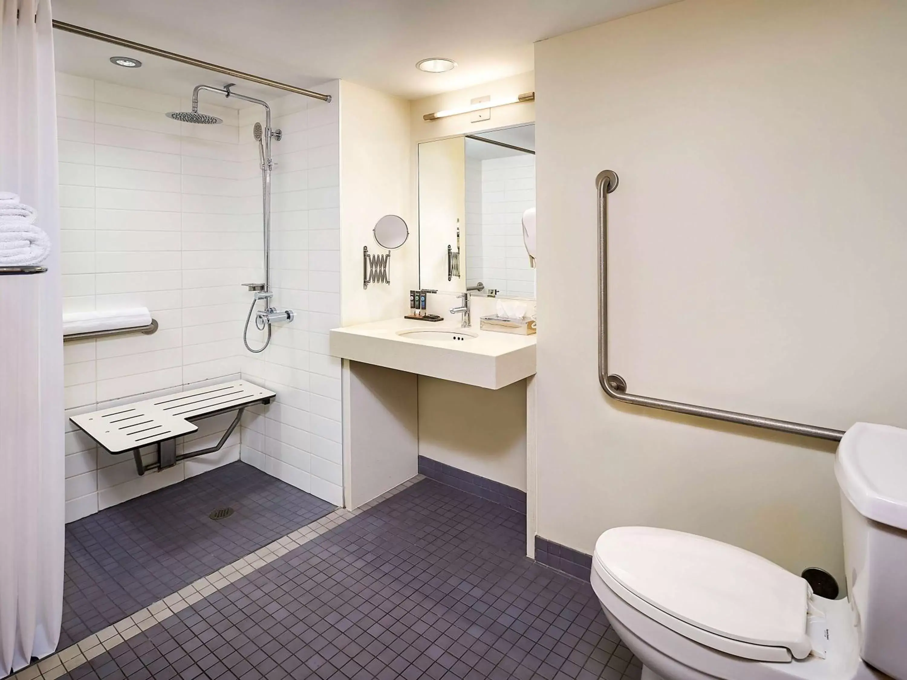 Photo of the whole room, Bathroom in Novotel Toronto Vaughan Centre