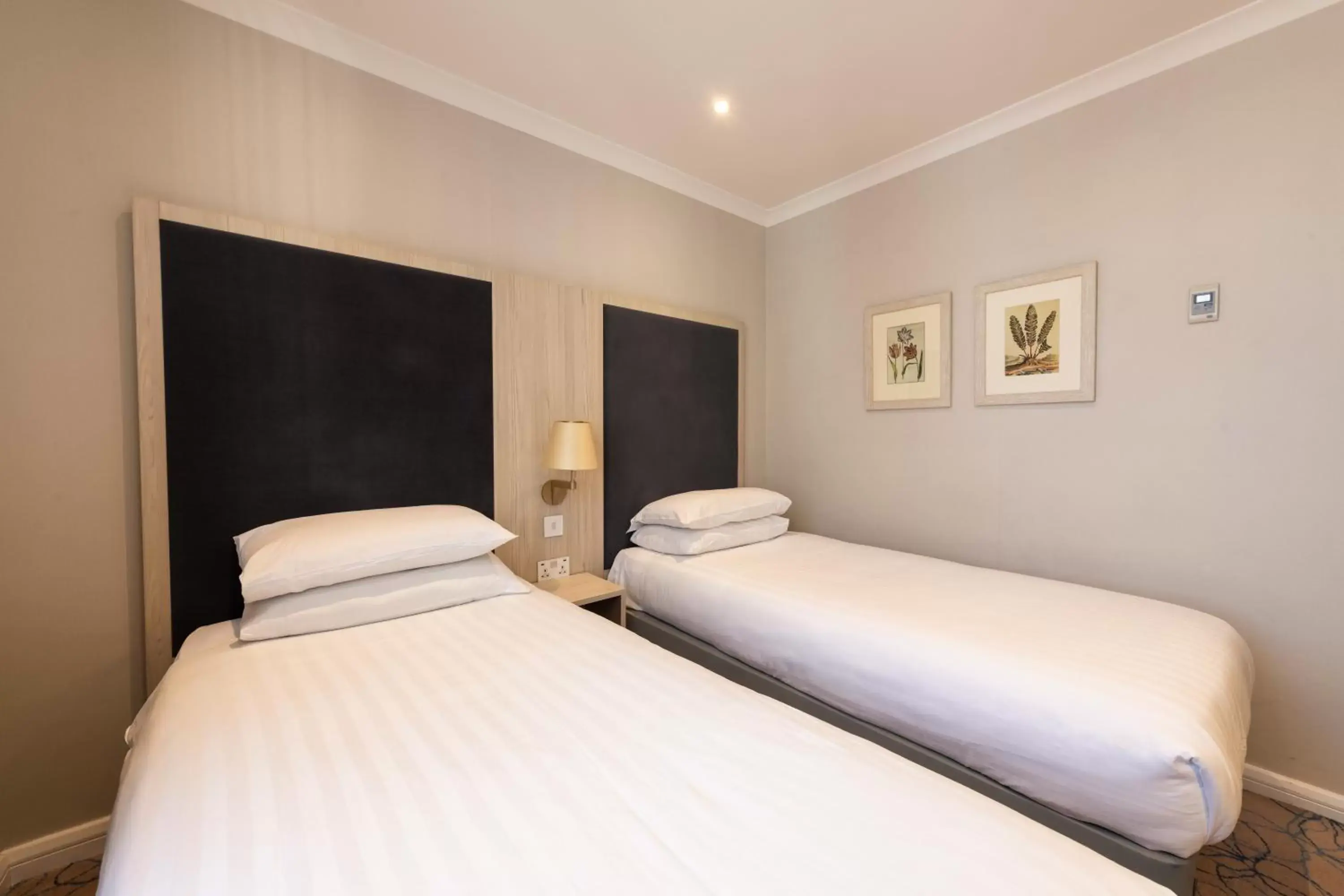 Bedroom, Bed in Blandford Hotel