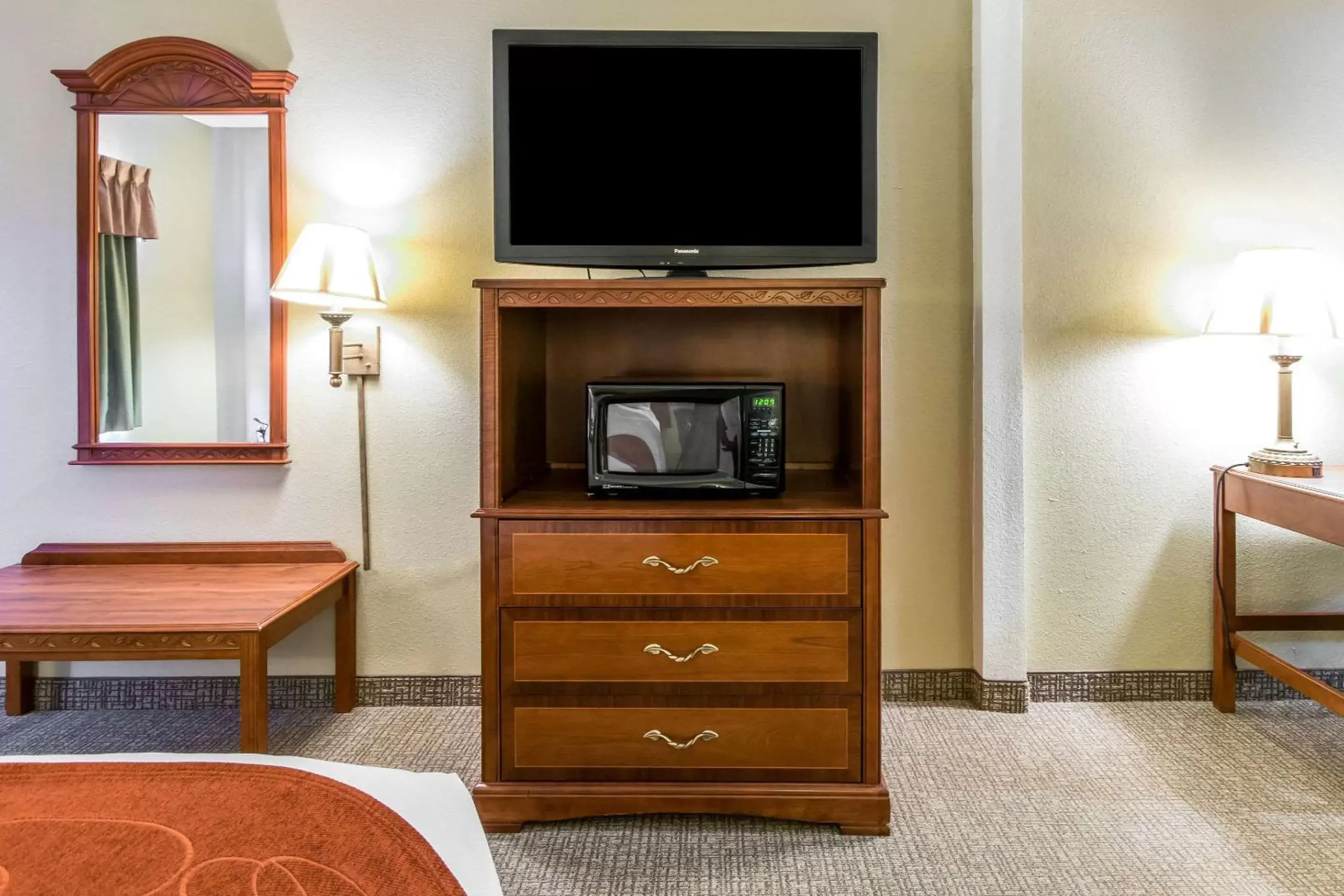 Photo of the whole room, TV/Entertainment Center in Comfort Suites Owensboro