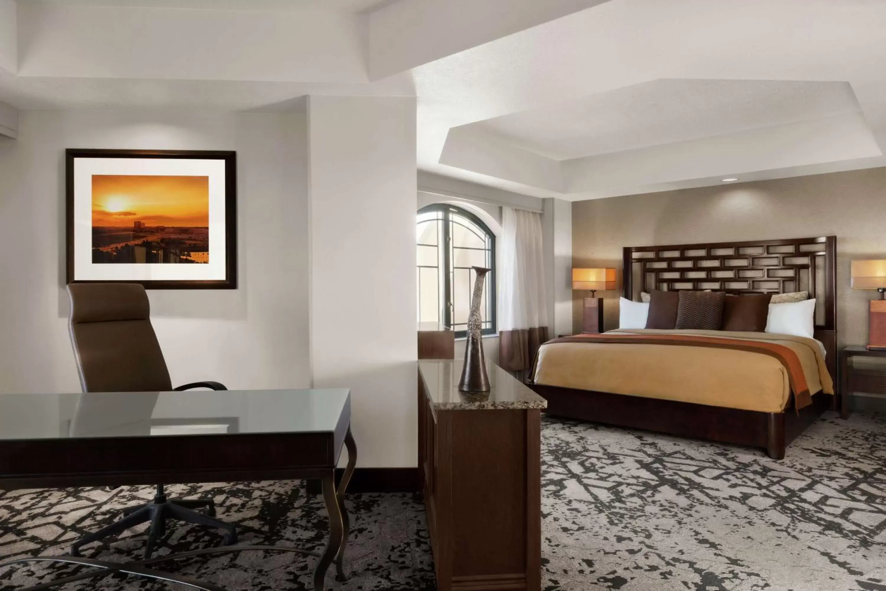 Bedroom in Embassy Suites Dallas - DFW Airport North