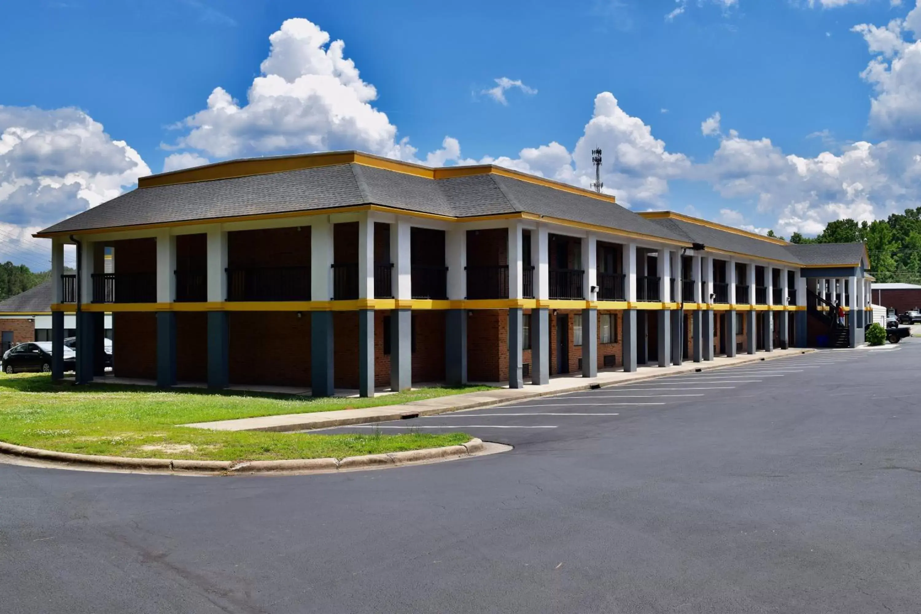 Property Building in Econo Lodge Sanford NC