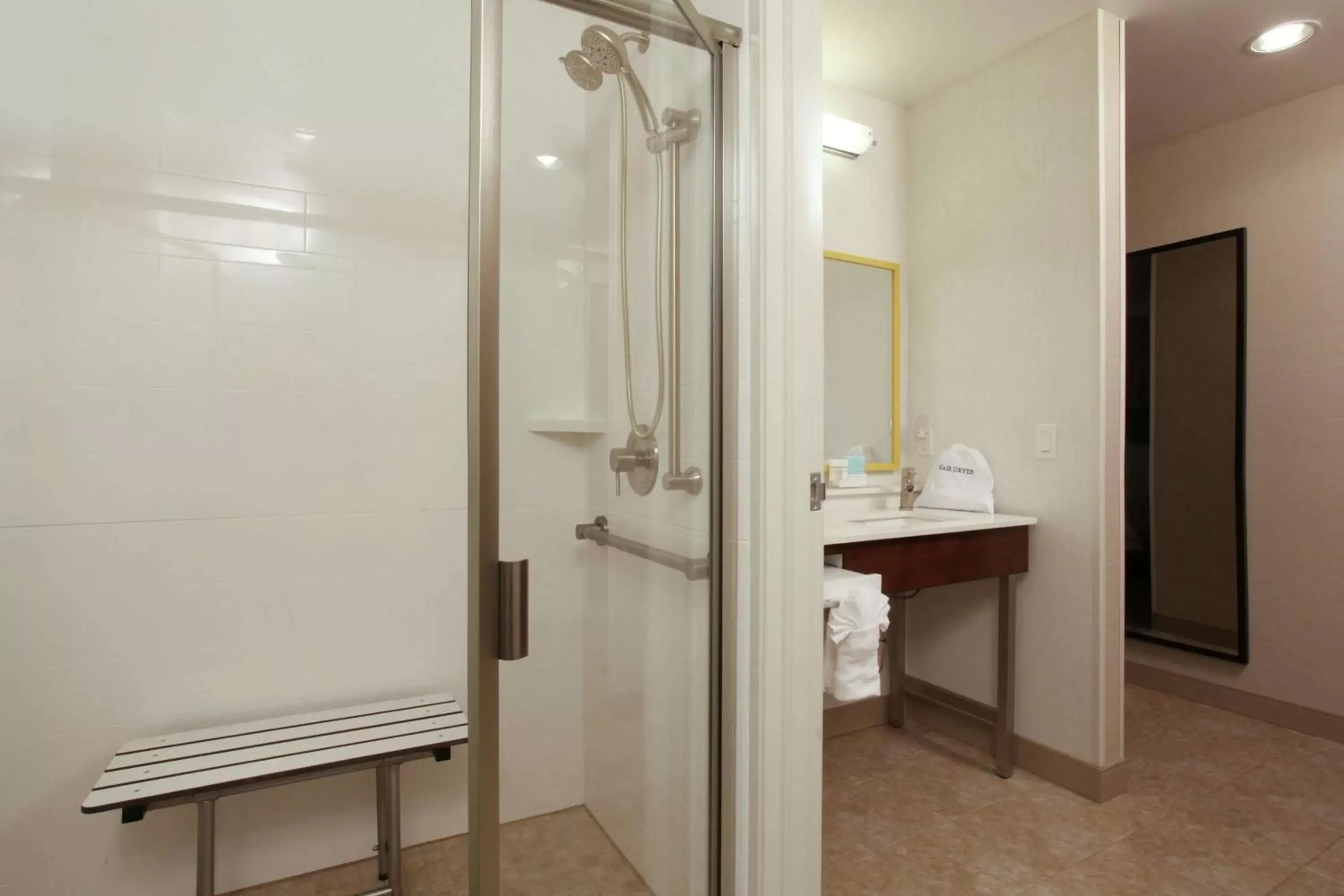 Bedroom, Bathroom in Hampton Inn Richland-Tri Cities