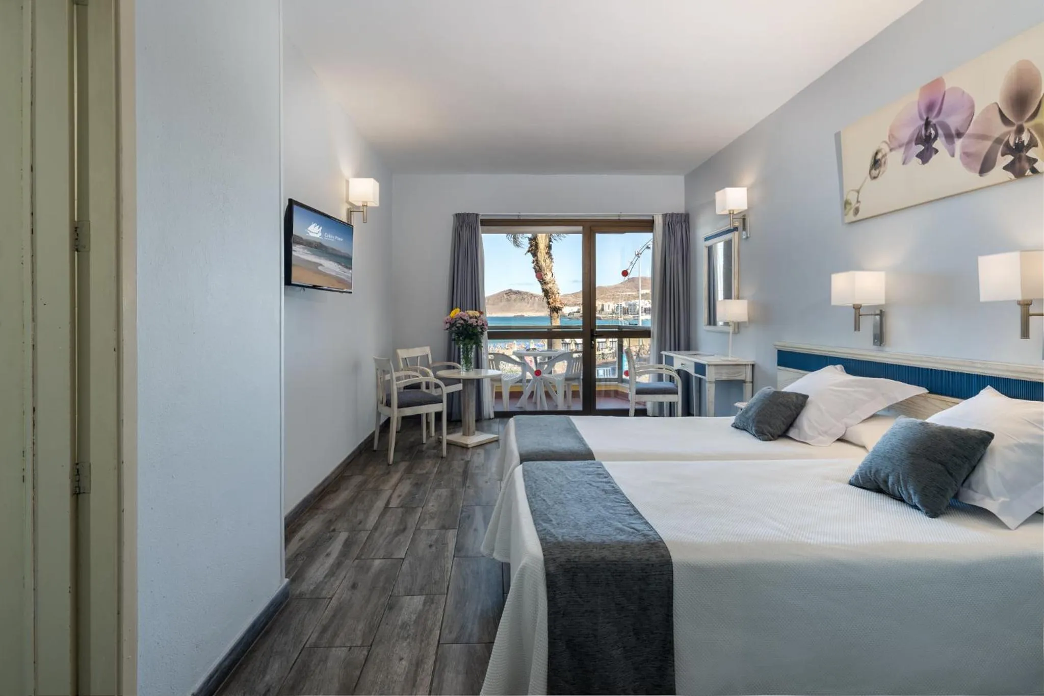 Photo of the whole room, Bed in Apartamentos Colón Playa