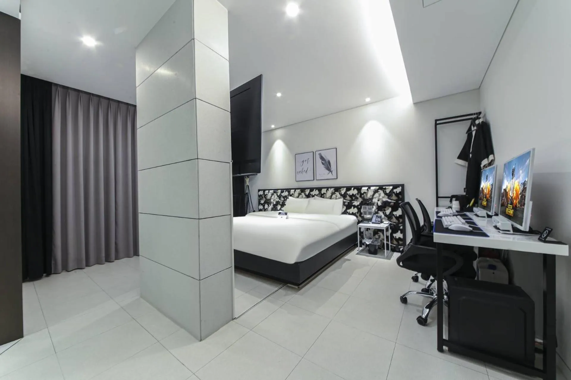 TV and multimedia, Bed in Zam101Hotel