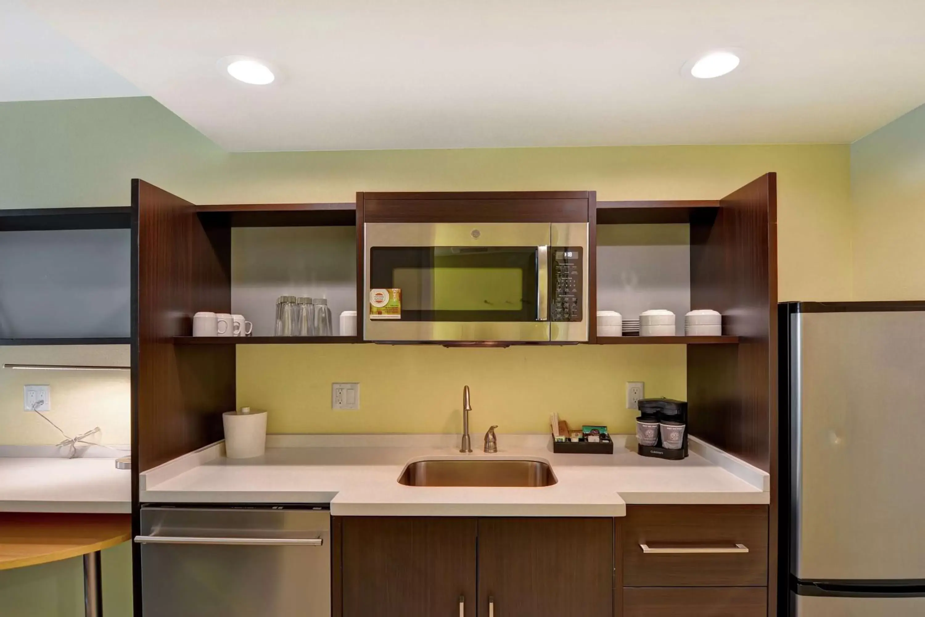 Kitchen or kitchenette, Kitchen/Kitchenette in Home2 Suites By Hilton Hilton Head