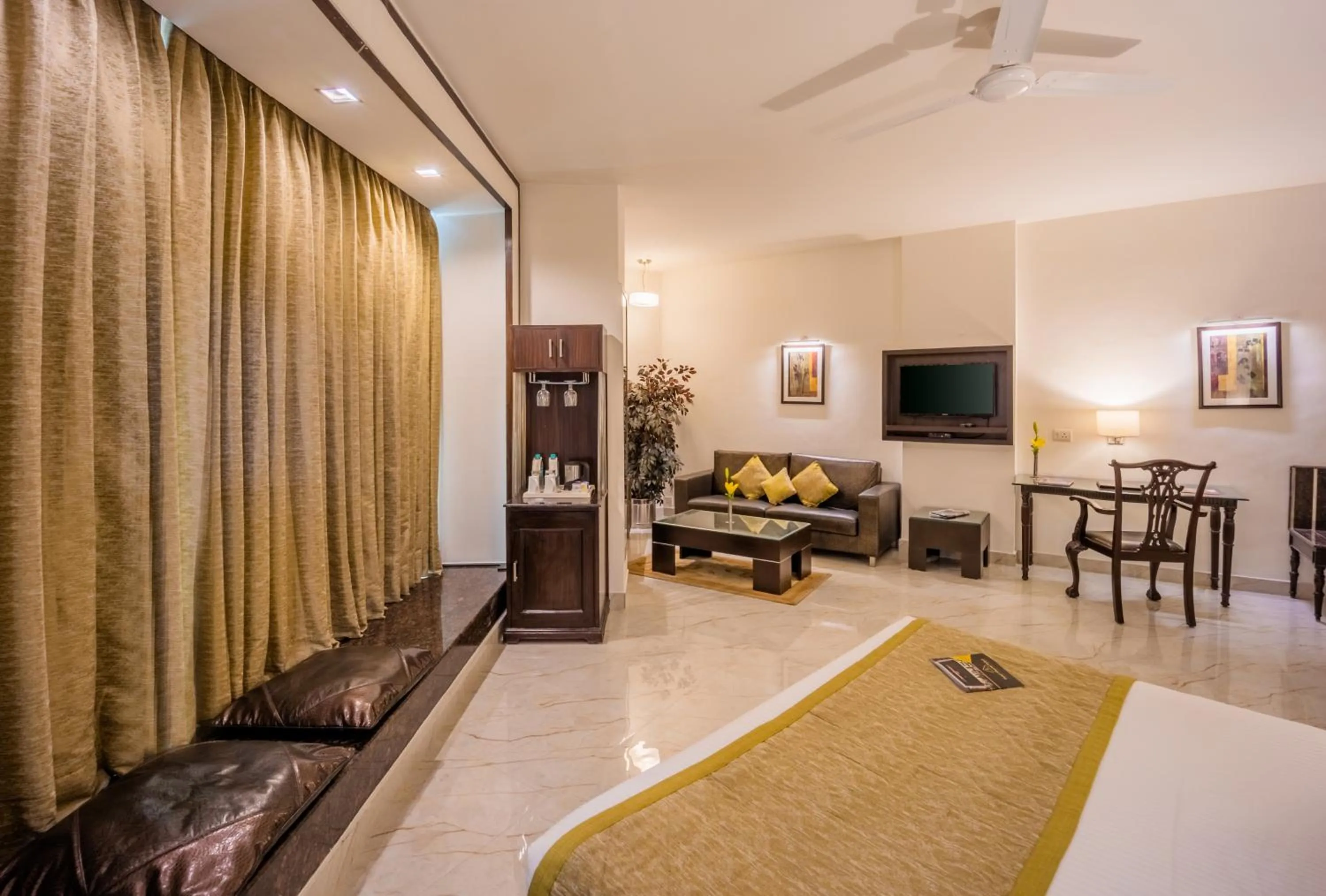 Bedroom, Bed in Hotel Shanti Palace Mahipalpur