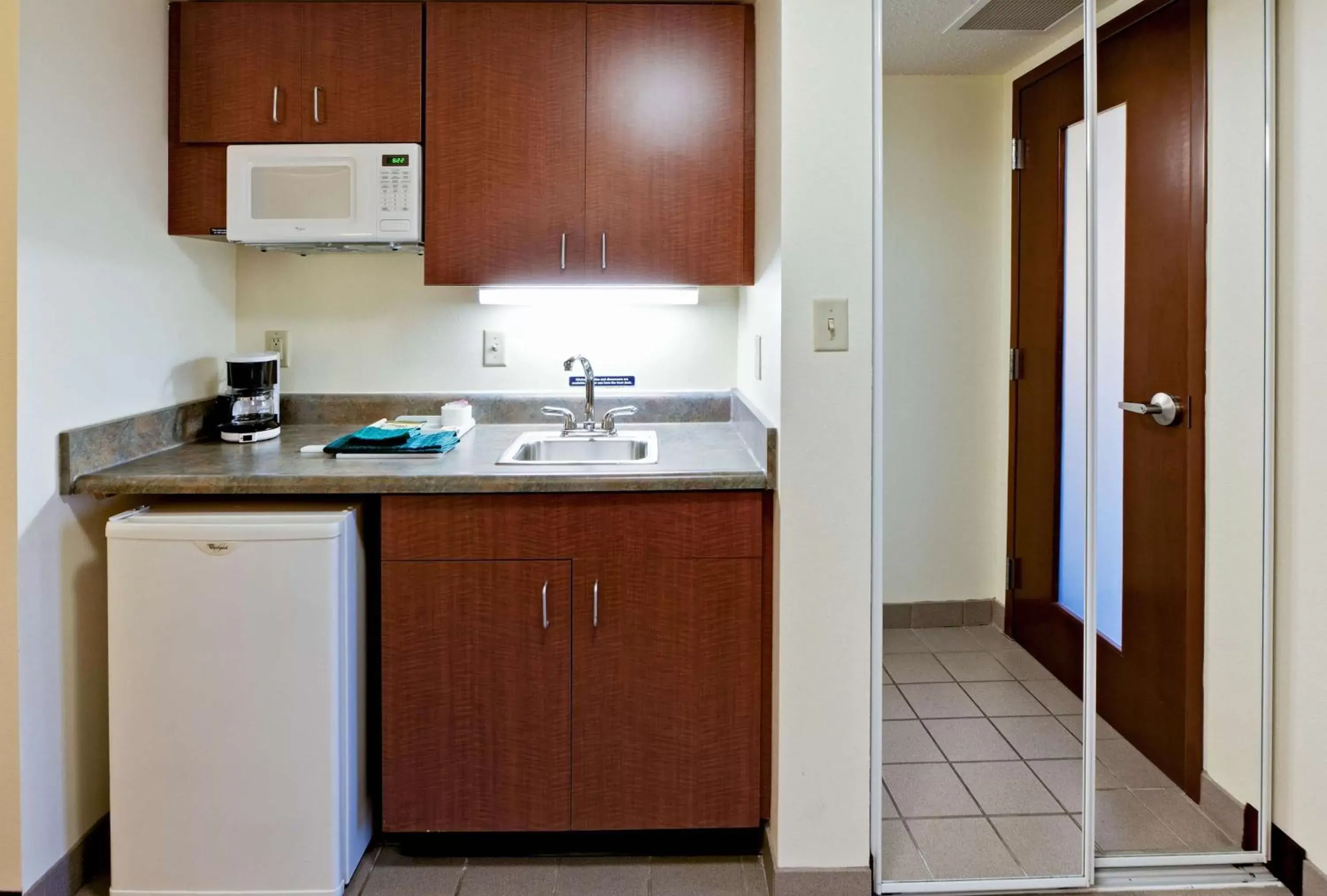 Photo of the whole room, Kitchen/Kitchenette in Hawthorn Suites by Wyndham Louisville East